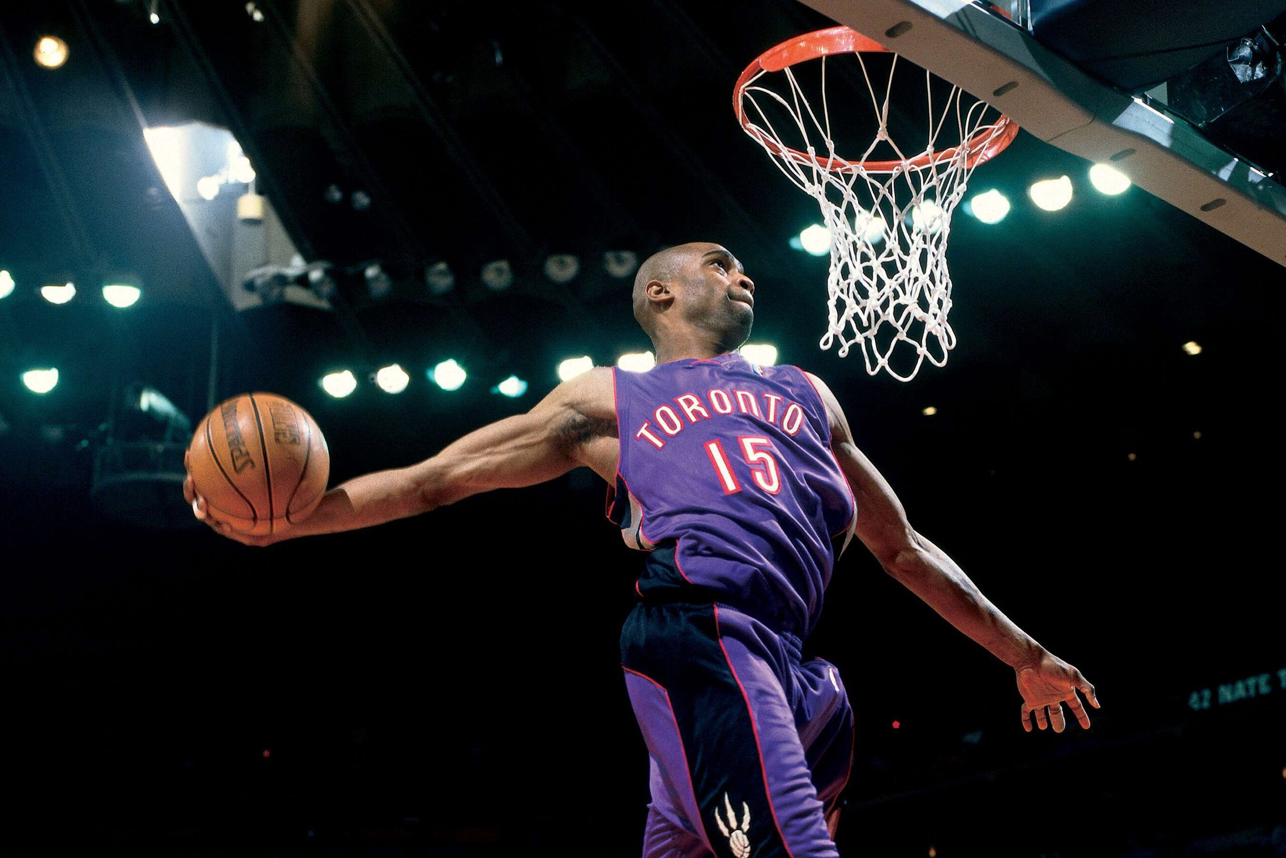 OAKLAND, CA - FEBRUARY 12: Vince Carter #15 of the Toronto Raptors goes for a dunk during the 2000 NBA All-Star Slam Dunk Contest at The Arena In Oakland on February 12, 2000 in Oakland, California. NOTE TO USER: User expressly acknowledges and agrees t OAKLAND, CA - FEBRUARY 12: Vince Carter #15 of the Toronto Raptors goes for a dunk during the 2000 NBA All-Star Slam Dunk Contest at The Arena In Oakland on February 12, 2000 in Oakland, California. NOTE TO USER: User expressly acknowledges and agrees t