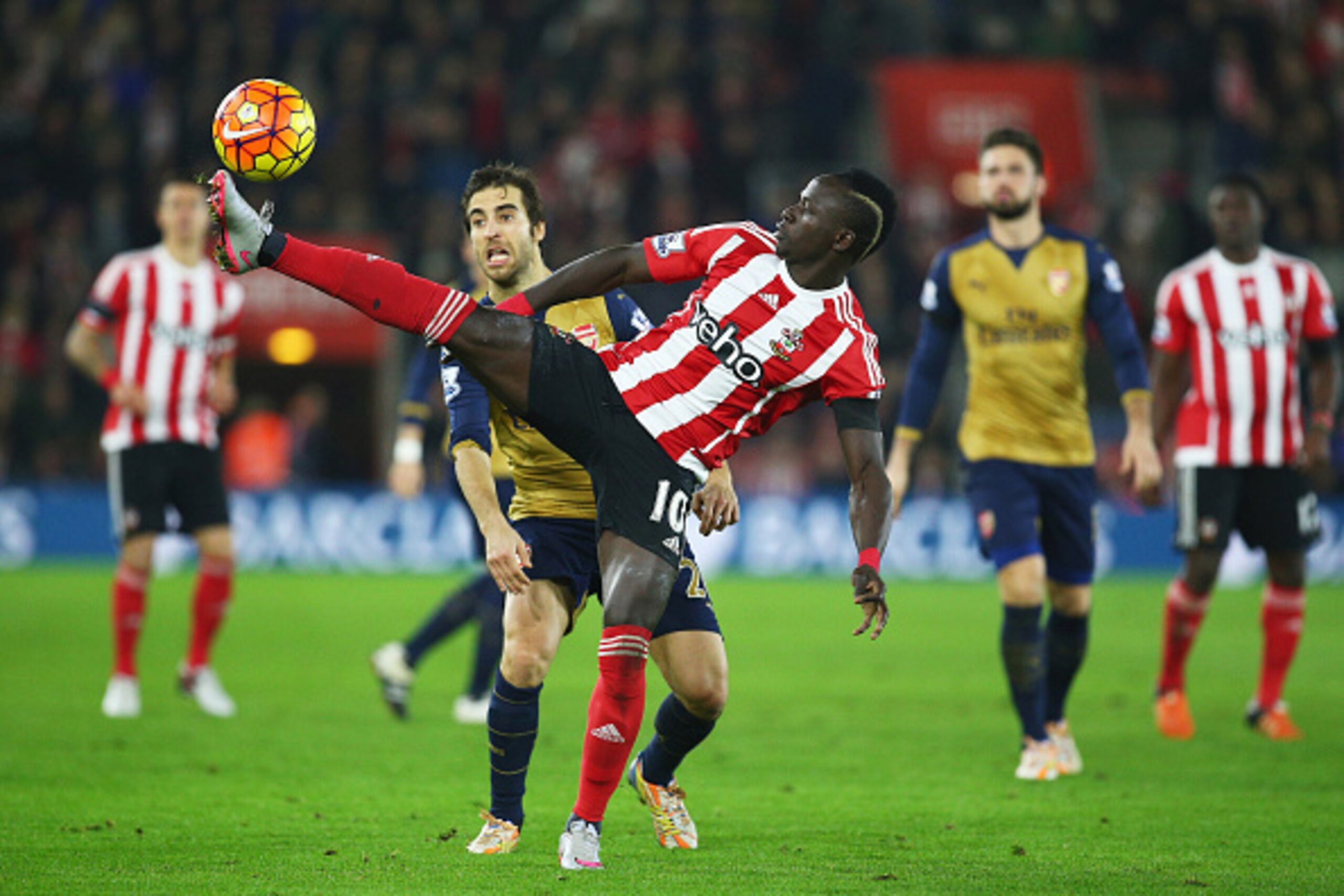 SOUTHAMPTON, ENGLAND - DECEMBER 26: Sadio Mane of Southampton stretches for the ball ahead of Mathieu Flamini of Arsenal during the Barclays Premier League match between Southampton and Arsenal at St Mary's Stadium on December 26, 2015 in Southampton, En SOUTHAMPTON, ENGLAND - DECEMBER 26: Sadio Mane of Southampton stretches for the ball ahead of Mathieu Flamini of Arsenal during the Barclays Premier League match between Southampton and Arsenal at St Mary's Stadium on December 26, 2015 in Southampton, En