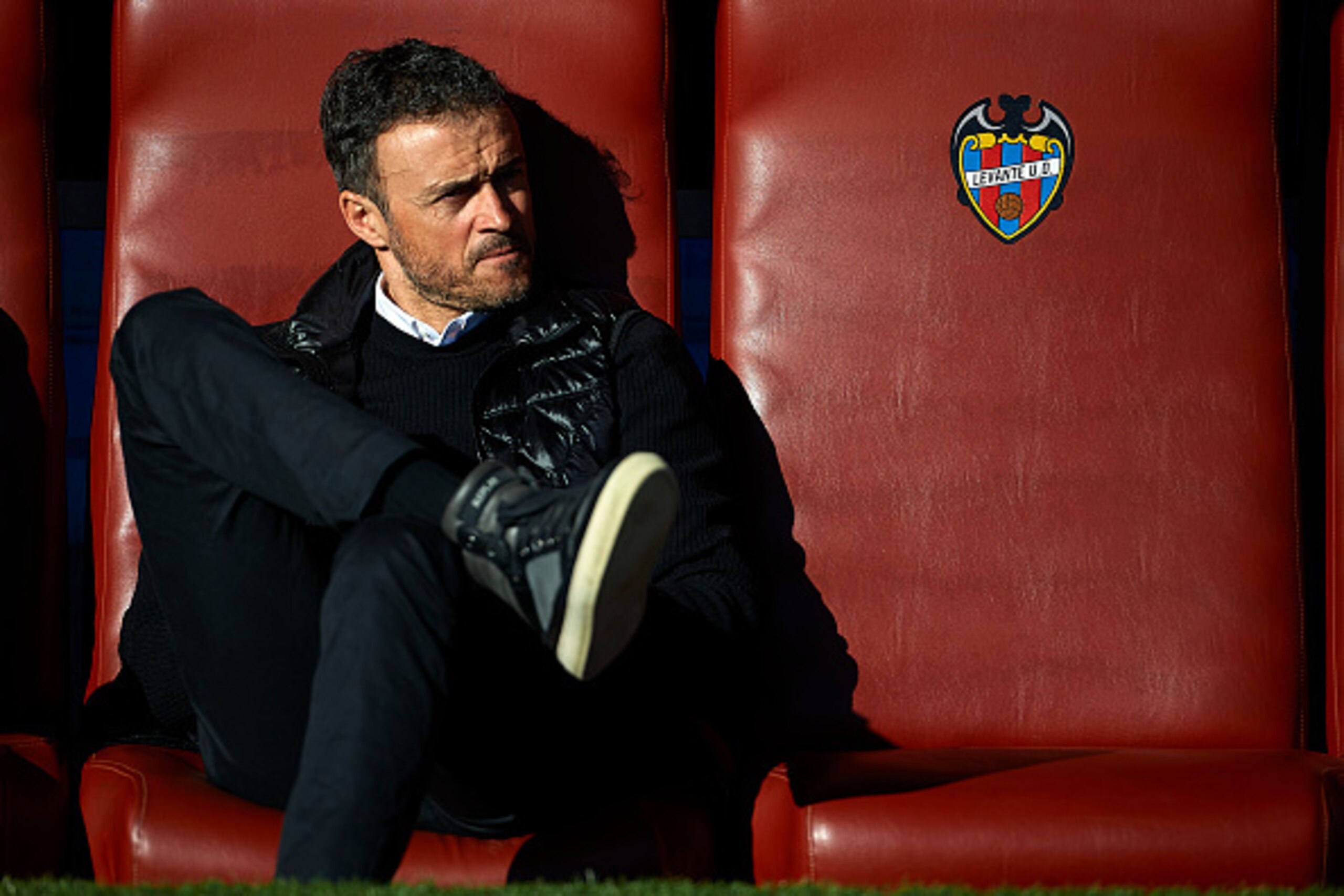 VALENCIA, SPAIN - FEBRUARY 07:  FC Barcelona manager Luis Enrique looks on prior to the La Liga match between Levante UD and FC Barcelona at Ciutat de Valencia on February 07, 2016 in Valencia, Spain.  (Photo by Manuel Queimadelos Alonso/Getty Images)