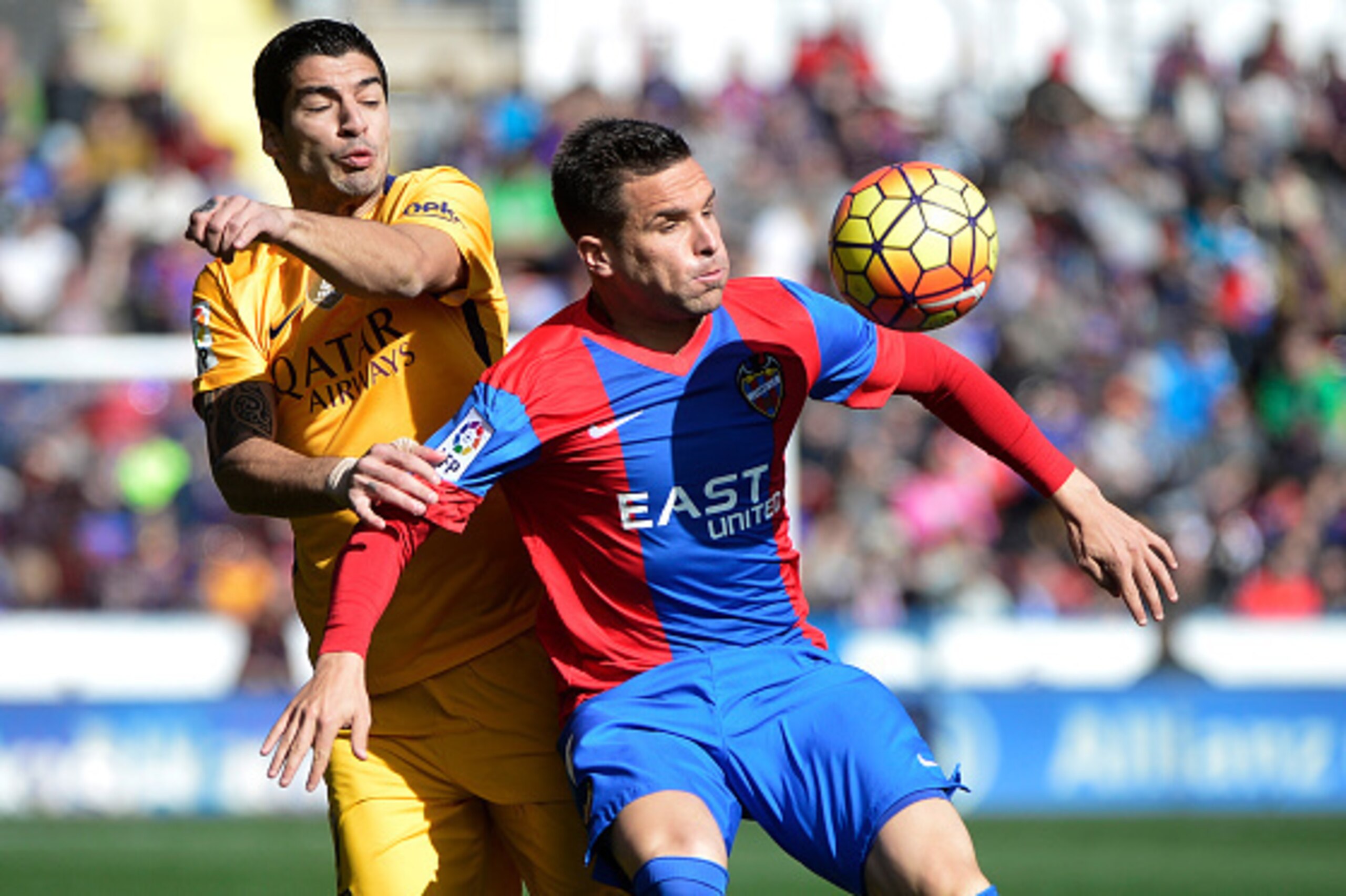 Barcelona's Uruguayan forward Luis Suarez (L) vies with Levante's defender Tono Garcia during the Spanish league football match Levante UD vs FC Barcelona at the Ciutat de Valencia stadium in Valencia on February 7, 2016. AFP PHOTO / JOSE JORDAN / AFP / J