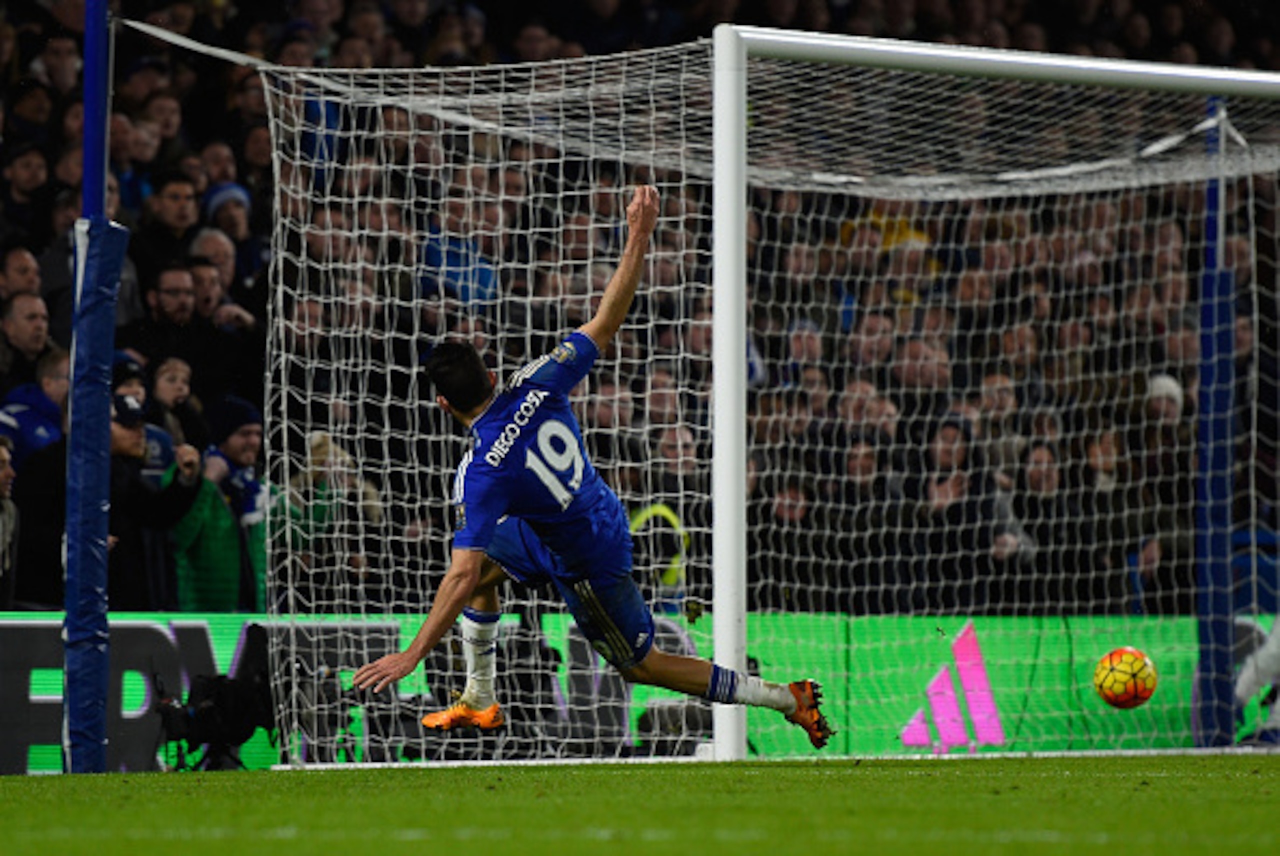LONDON, ENGLAND - FEBRUARY 07: Diego Costa of Chelsea scores the equalising goal during the Barclays Premier League match between Chelsea and Manchester United at Stamford Bridge on February 7, 2016 in London, England.  (Photo by Mike Hewitt/Getty Images)
