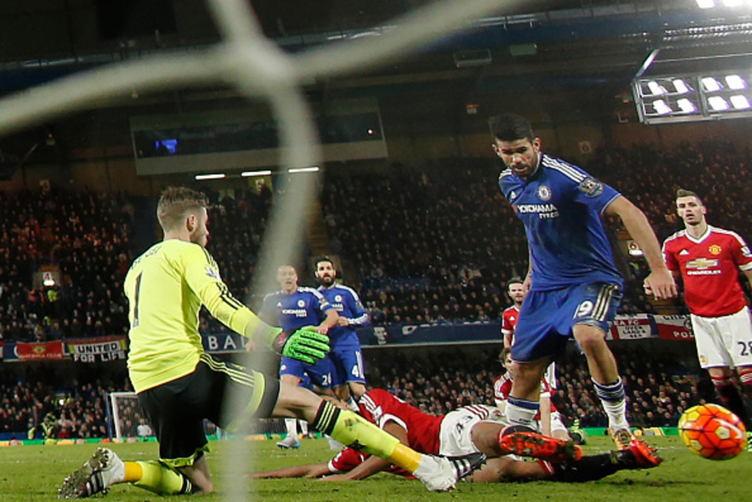 Chelsea's Brazilian-born Spanish striker Diego Costa (R) rounds Manchester United's Spanish goalkeeper David de Gea (L) to score during the English Premier League football match between Chelsea and Manchester United at Stamford Bridge in London on Februar