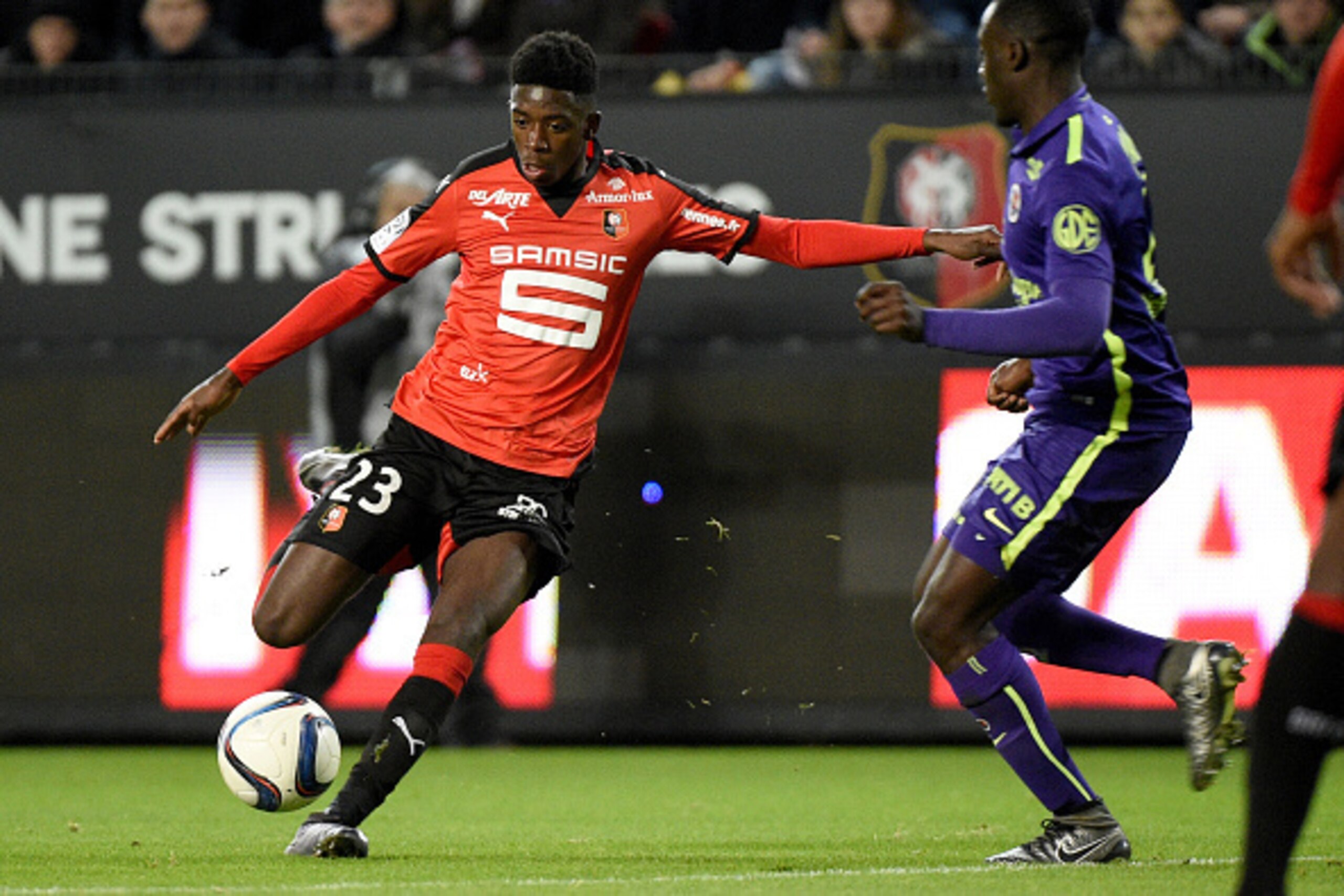 Rennes' French forward Ousmane Dembele (L) kicks the ball during the French L1 football match Rennes against Caen on December 11, 2015 at the Roazhon park stadium in Rennes, western France. AFP PHOTO / DAMIEN MEYER / AFP / DAMIEN MEYER        (Photo credi