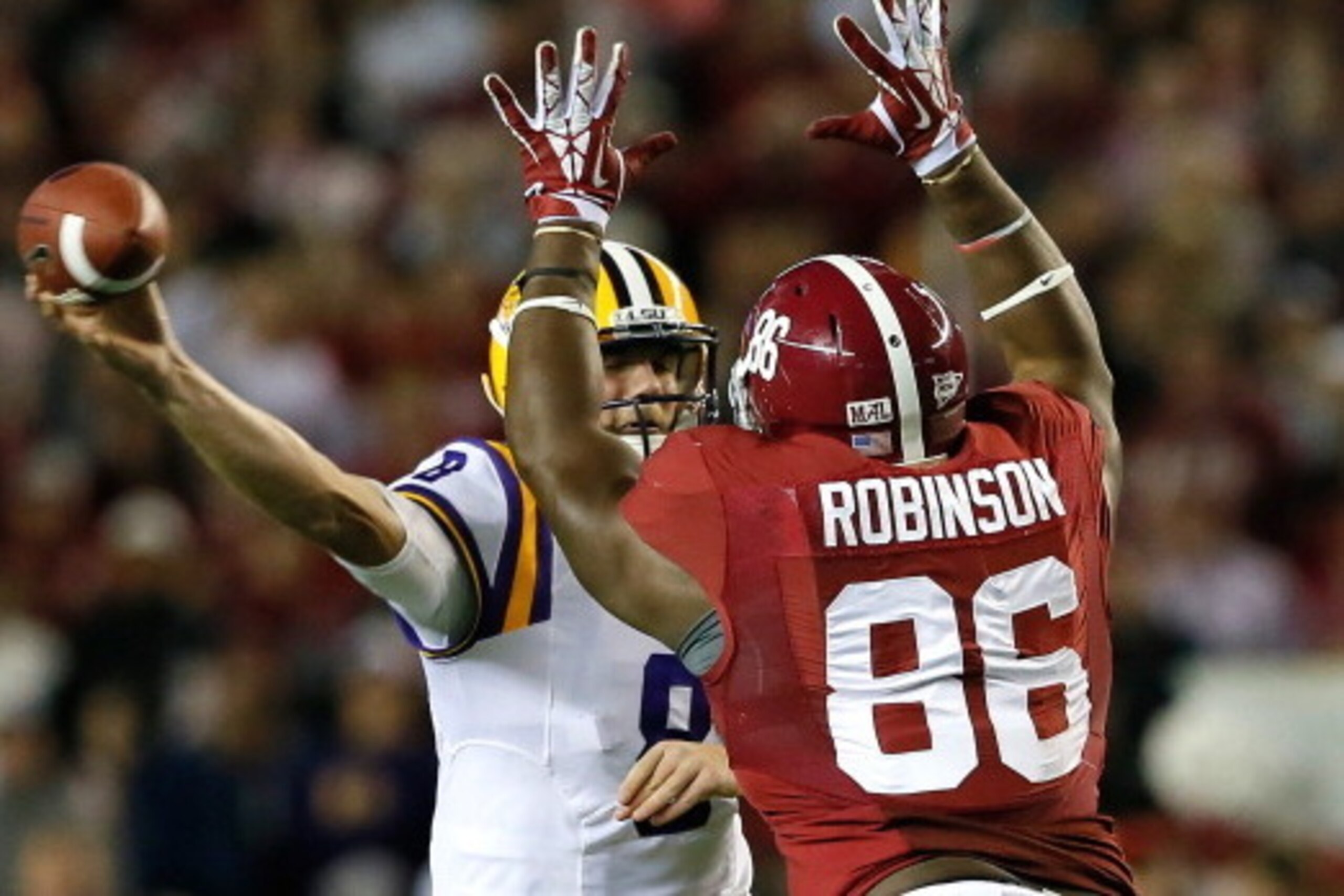 TUSCALOOSA, AL - NOVEMBER 09:  A'Shawn Robinson #86 of the Alabama Crimson Tide pressures Zach Mettenberger #8 of the LSU Tigers at Bryant-Denny Stadium on November 9, 2013 in Tuscaloosa, Alabama.  (Photo by Kevin C. Cox/Getty Images)