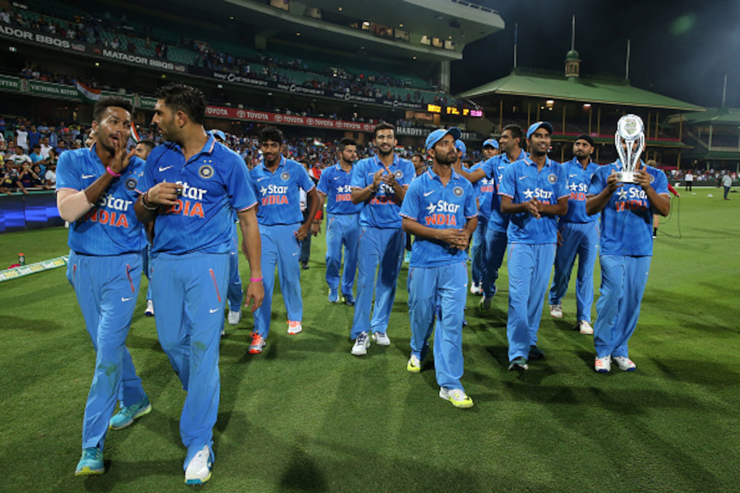 The Indian team do a victory lap after the third Twenty20 international cricket match between India and Australia in Sydney on January 31, 2016.    AFP PHOTO / CRAIG GOLDING
-- IMAGE RESTRICTED TO EDITORIAL USE - STRICTLY NO COMMERCIAL USE / AFP / CRAIG G