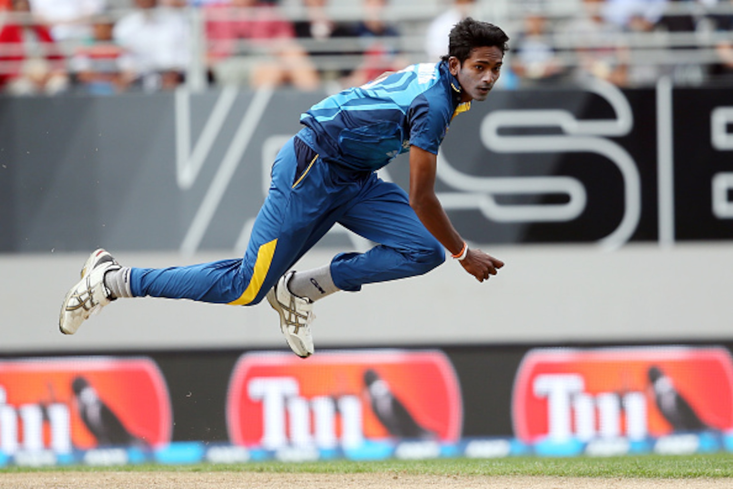 TOPSHOT - Dushmantha Chameera of Sri Lanka bowls during the second T20 cricket match between New Zealand and Sri Lanka at Eden Park in Auckland on January 10, 2016.  AFP PHOTO / MICHAEL BRADLEY / AFP / MICHAEL BRADLEY        (Photo credit should read MICH