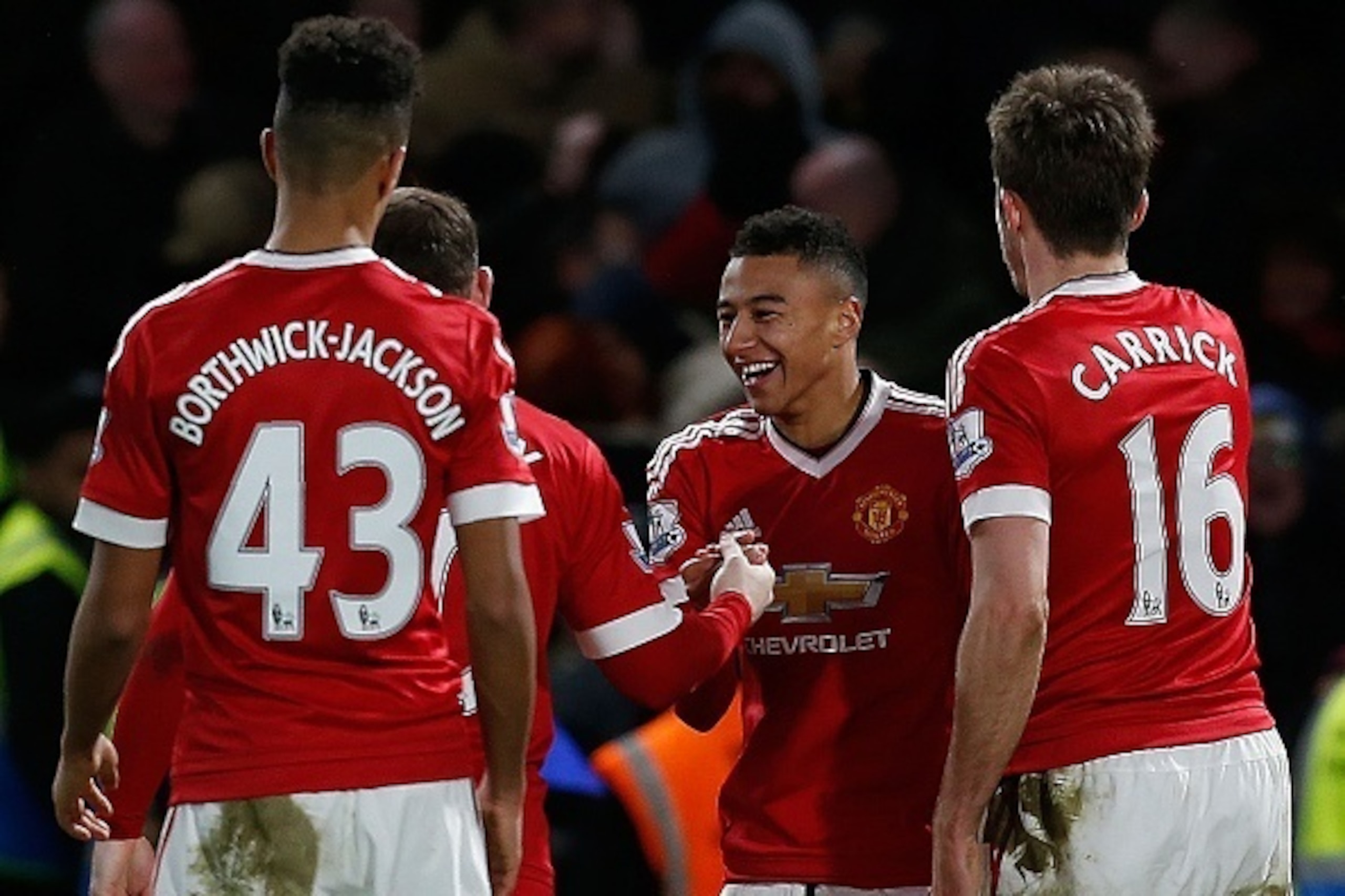 Manchester United's English midfielder Jesse Lingard (C) celebrates with teammates after scoring during the English Premier League football match between Chelsea and Manchester United at Stamford Bridge in London on February 7, 2016. / AFP / IAN KINGTON / Manchester United's English midfielder Jesse Lingard (C) celebrates with teammates after scoring during the English Premier League football match between Chelsea and Manchester United at Stamford Bridge in London on February 7, 2016. / AFP / IAN KINGTON /