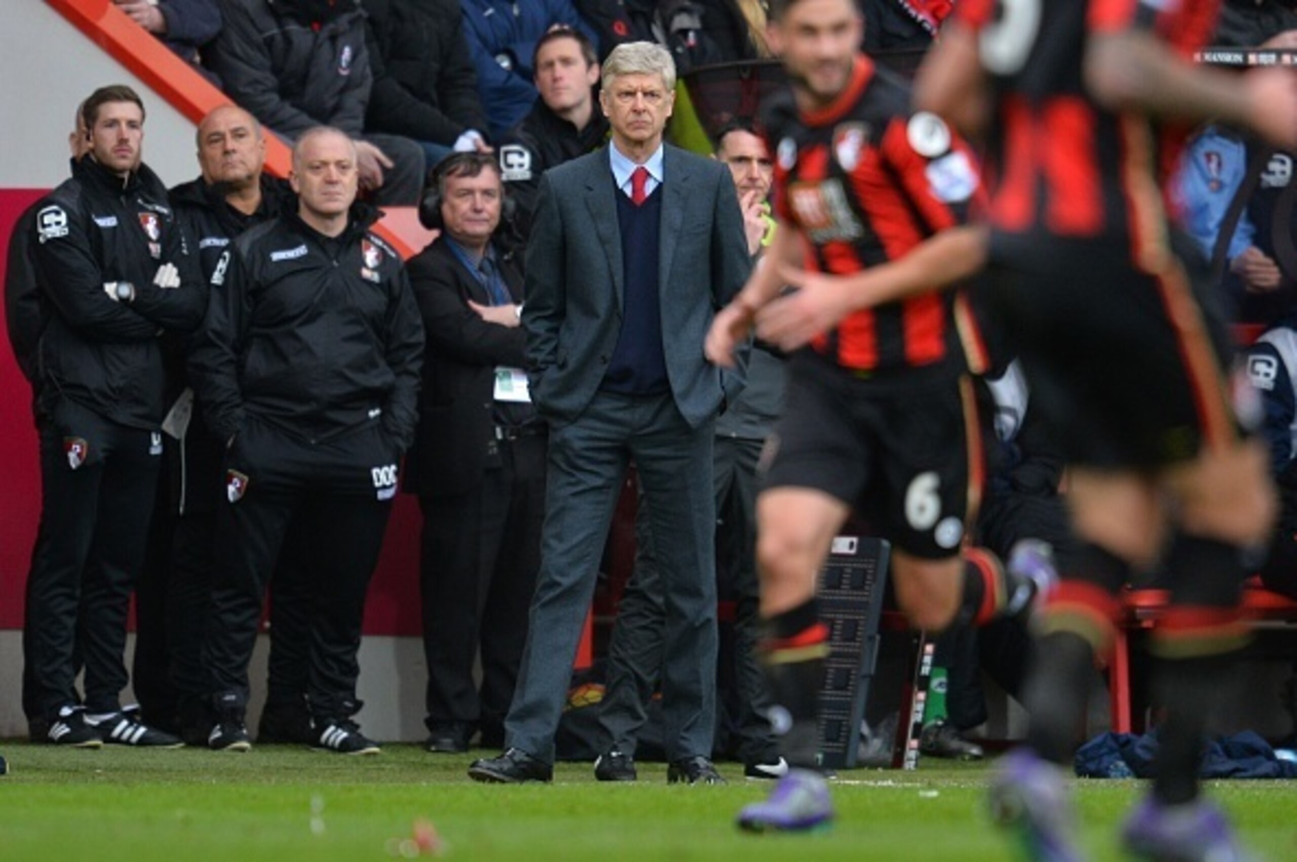 Arsenal's French manager Arsene Wenger (C) looks on during the English Premier League football match between Bournemouth and Arsenal at the Vitality Stadium in Bournemouth, southern England on February 7, 2016. / AFP / GLYN KIRK / RESTRICTED TO EDITORIAL 