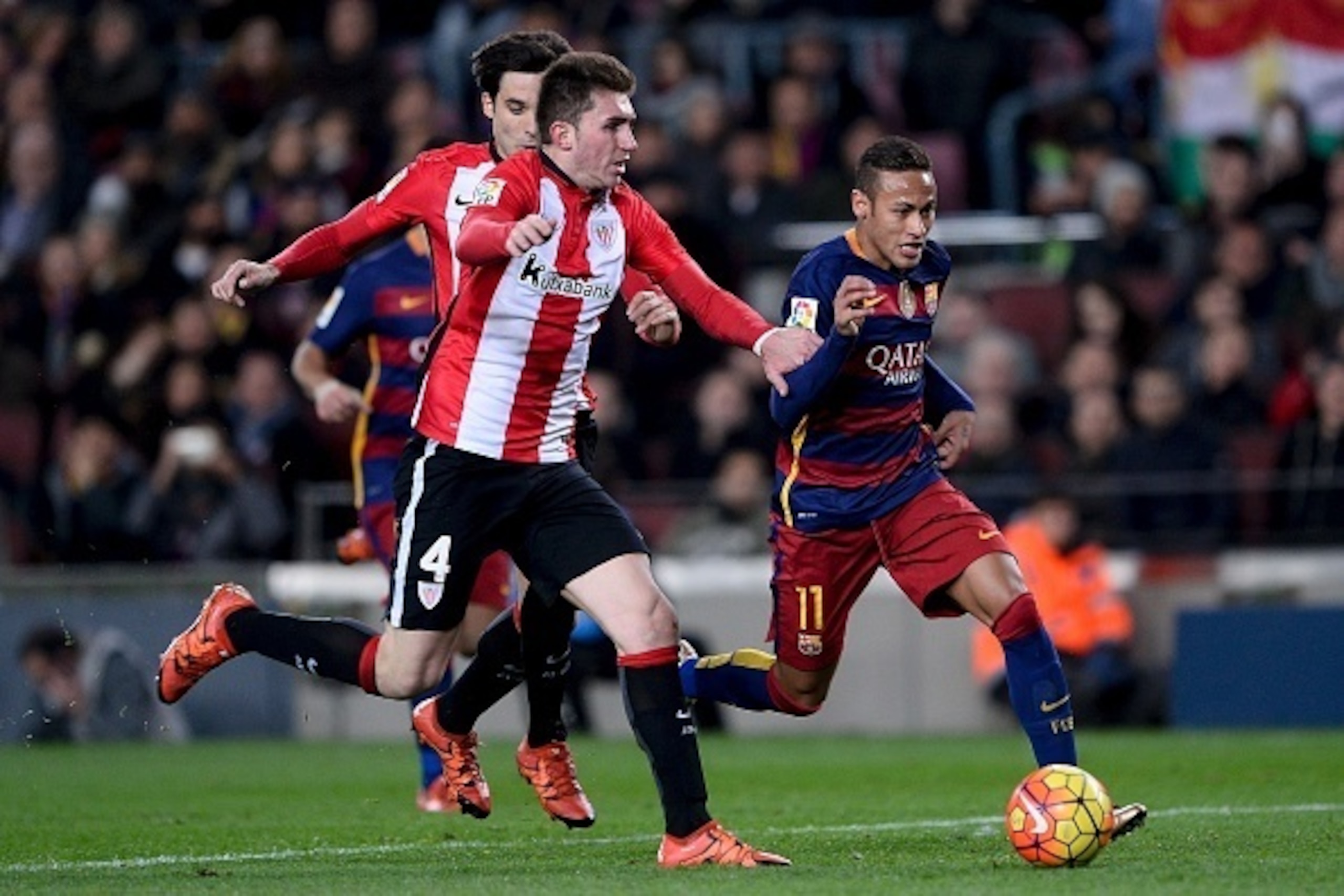 Barcelona's Brazilian forward Neymar (R) vies with Athletic Bilbao's French defender Aymeric Laporte (L) during the Spanish league football match FC Barcelona vs Athletic Club Bilbao at the Camp Nou stadium in Barcelona on January 17, 2016.   AFP PHOTO/ J