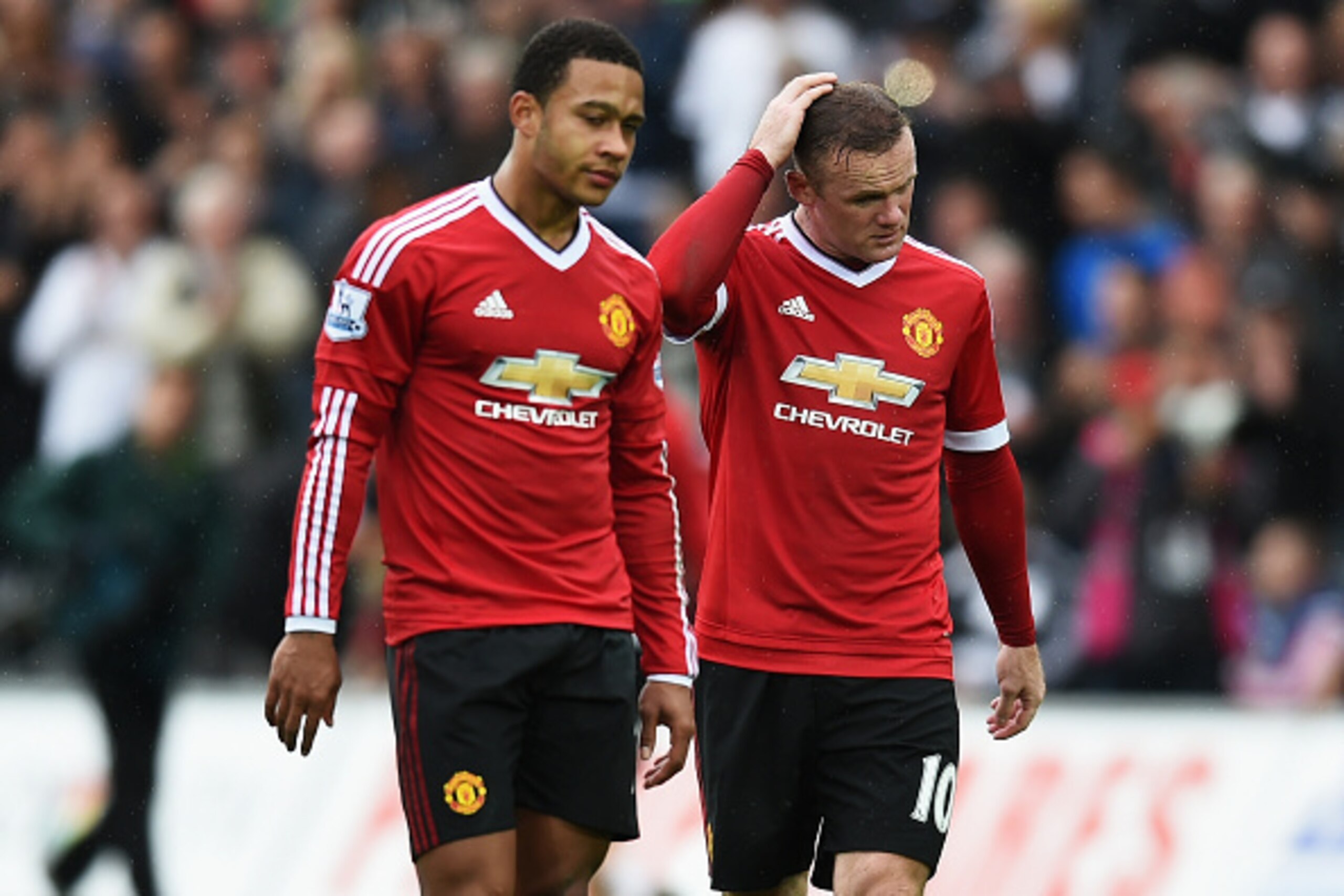SWANSEA, WALES - AUGUST 30: Wayne Rooney of Manchester United looks dejected with Memphis Depay after the Barclays Premier League match between Swansea City and Manchester United at Liberty Stadium on August 30, 2015 in Swansea, Wales.  (Photo by Michael 