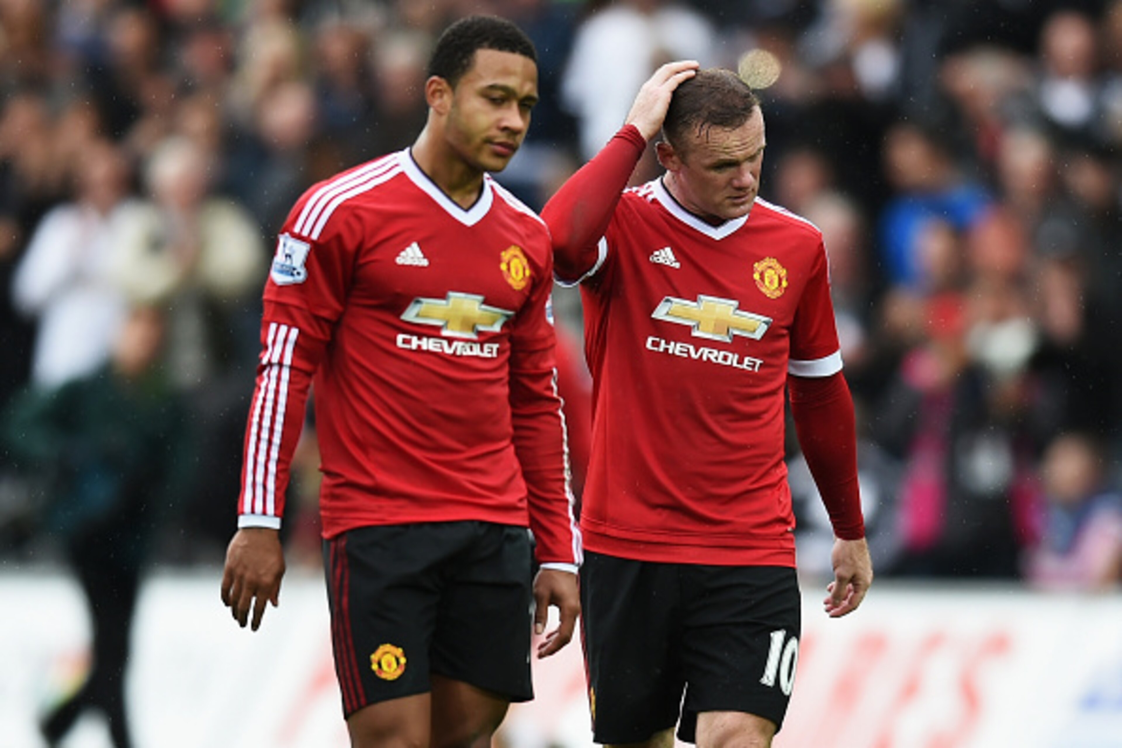 SWANSEA, WALES - AUGUST 30: Wayne Rooney of Manchester United looks dejected with Memphis Depay after the Barclays Premier League match between Swansea City and Manchester United at Liberty Stadium on August 30, 2015 in Swansea, Wales.  (Photo by Michael 