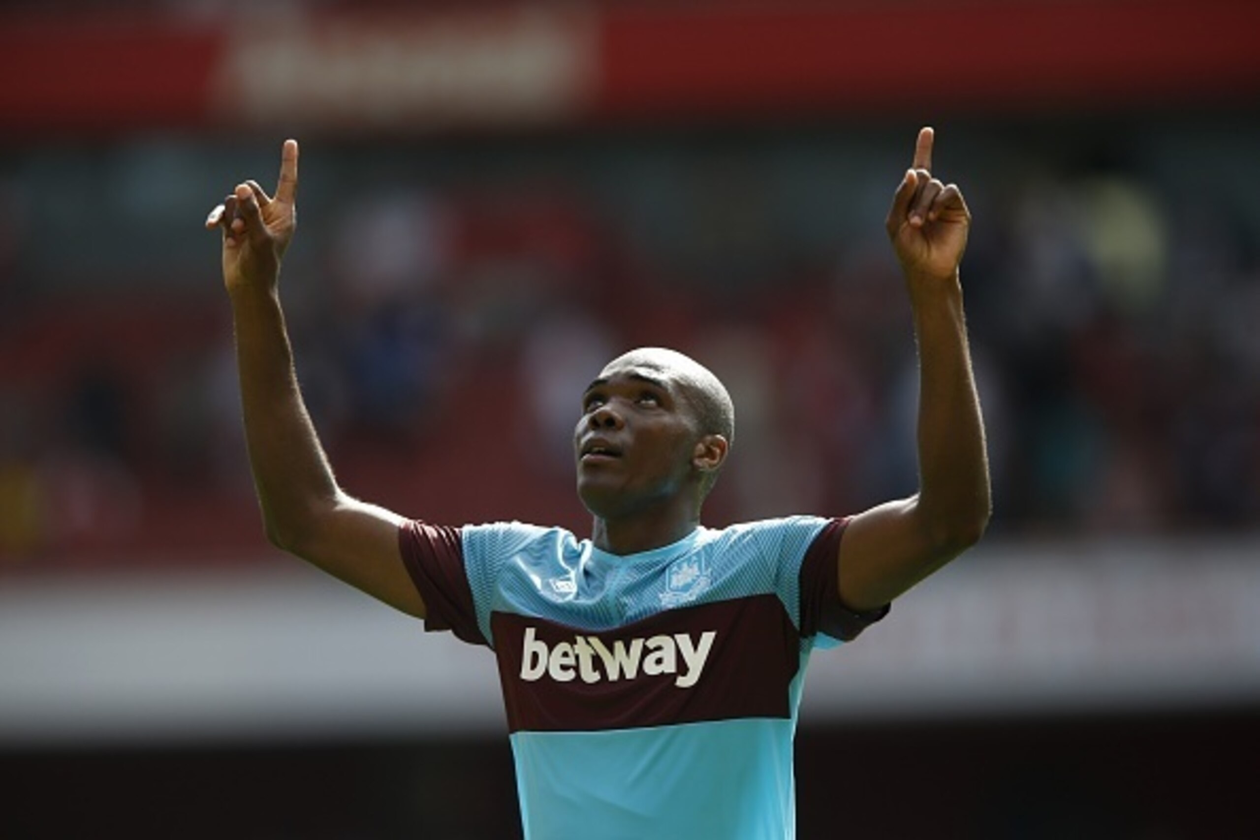 West Ham United's Italian defender Angelo Ogbonna gestures at the final whistle in the English Premier League football match between Arsenal and West Ham United at the Emirates Stadium in London on August 9, 2015. West Ham won the game 2-0 . AFP PHOTO / A West Ham United's Italian defender Angelo Ogbonna gestures at the final whistle in the English Premier League football match between Arsenal and West Ham United at the Emirates Stadium in London on August 9, 2015. West Ham won the game 2-0 . AFP PHOTO / A