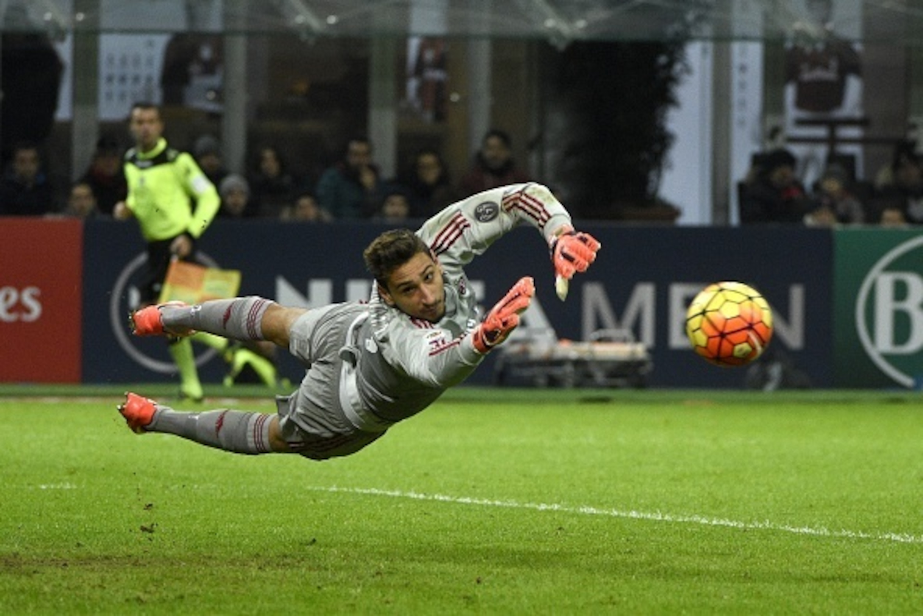 AC Milan's goalkeeper from Italy Gianluigi Donnarumma makes a save during the Italian Serie A football match AC Milan vs Sampdoria on November 28, 2015 at the San Siro Stadium stadium in Milan. AFP PHOTO / OLIVIER MORIN / AFP / OLIVIER MORIN        (Photo