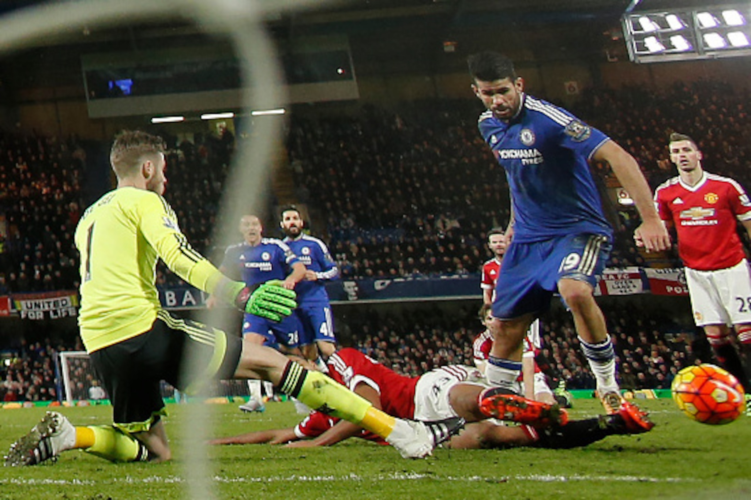 Chelsea's Brazilian-born Spanish striker Diego Costa (R) rounds Manchester United's Spanish goalkeeper David de Gea (L) to score during the English Premier League football match between Chelsea and Manchester United at Stamford Bridge in London on Februar Chelsea's Brazilian-born Spanish striker Diego Costa (R) rounds Manchester United's Spanish goalkeeper David de Gea (L) to score during the English Premier League football match between Chelsea and Manchester United at Stamford Bridge in London on Februar