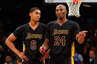 BROOKLYN, NJ - NOVEMBER 06:  (NEW YORK DAILIES OUT)    Kobe Bryant #24 of the Los Angeles Lakers talks with teammate Jordan Clarkson #6 during a game against the Brooklyn Nets at Barclays Center on November 6, 2015 in the Brooklyn borough of New York City