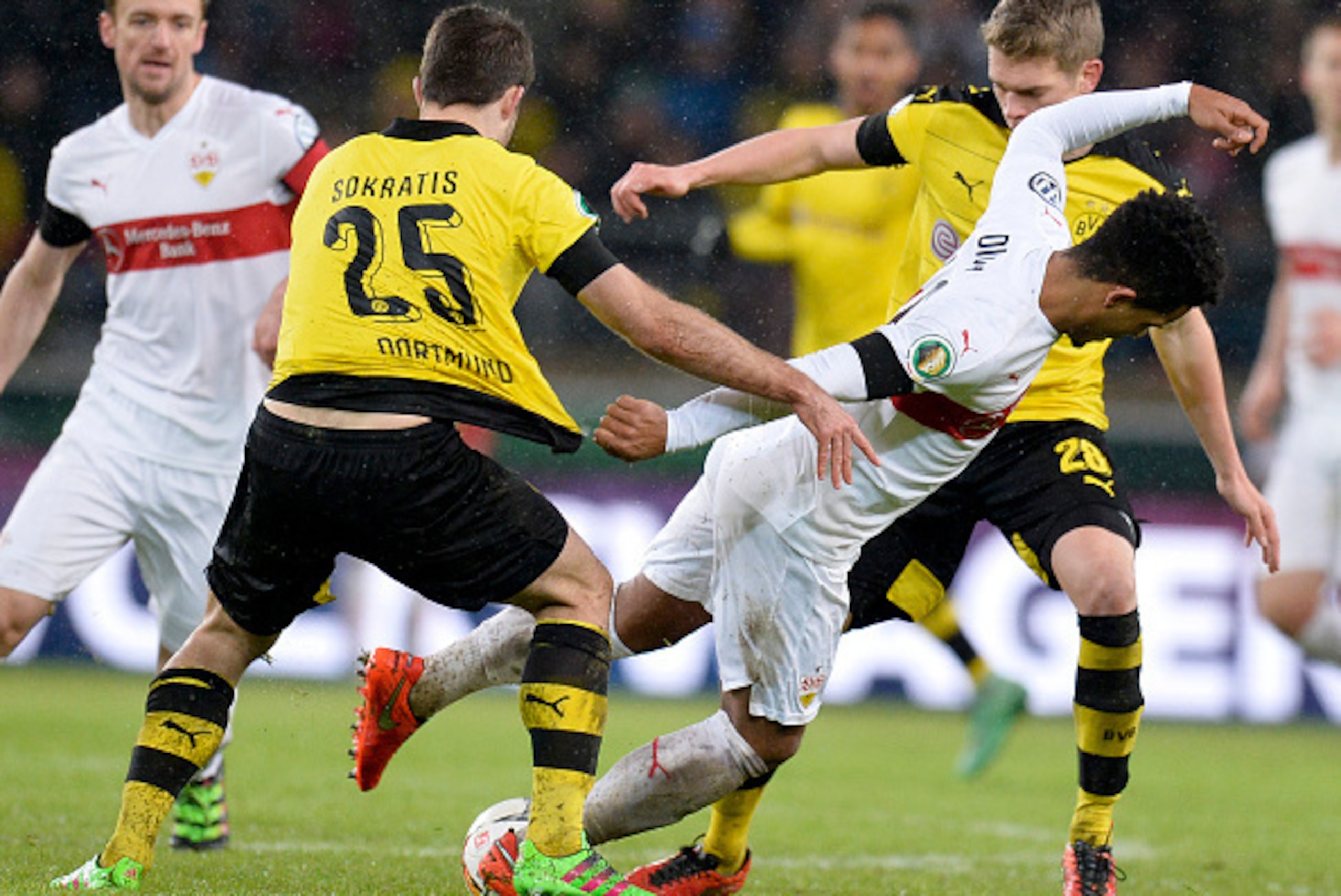 Stuttgart's midfielder Daniel Didavi (C) and Dortmund's Greek defender Sokratis Papastathopoulos (L) vie for the ball during the German Cup ( Pokal ) quarter final football match VfB Stuttgart v Borussia Dortmund on February 9, 2016 in Stuttgart. / AFP / 