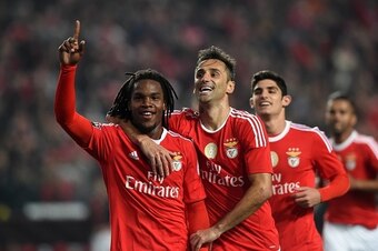 Benfica's midfielder Renato Sanches (L) celebrates with teammates Brazilian forward Jonas (C) after scoring a goal during the Portuguese league football match SL Benfica vs Ass Academica de Coimbra at the Luz stadium in Lisbon on December 4, 2015.   AFP P