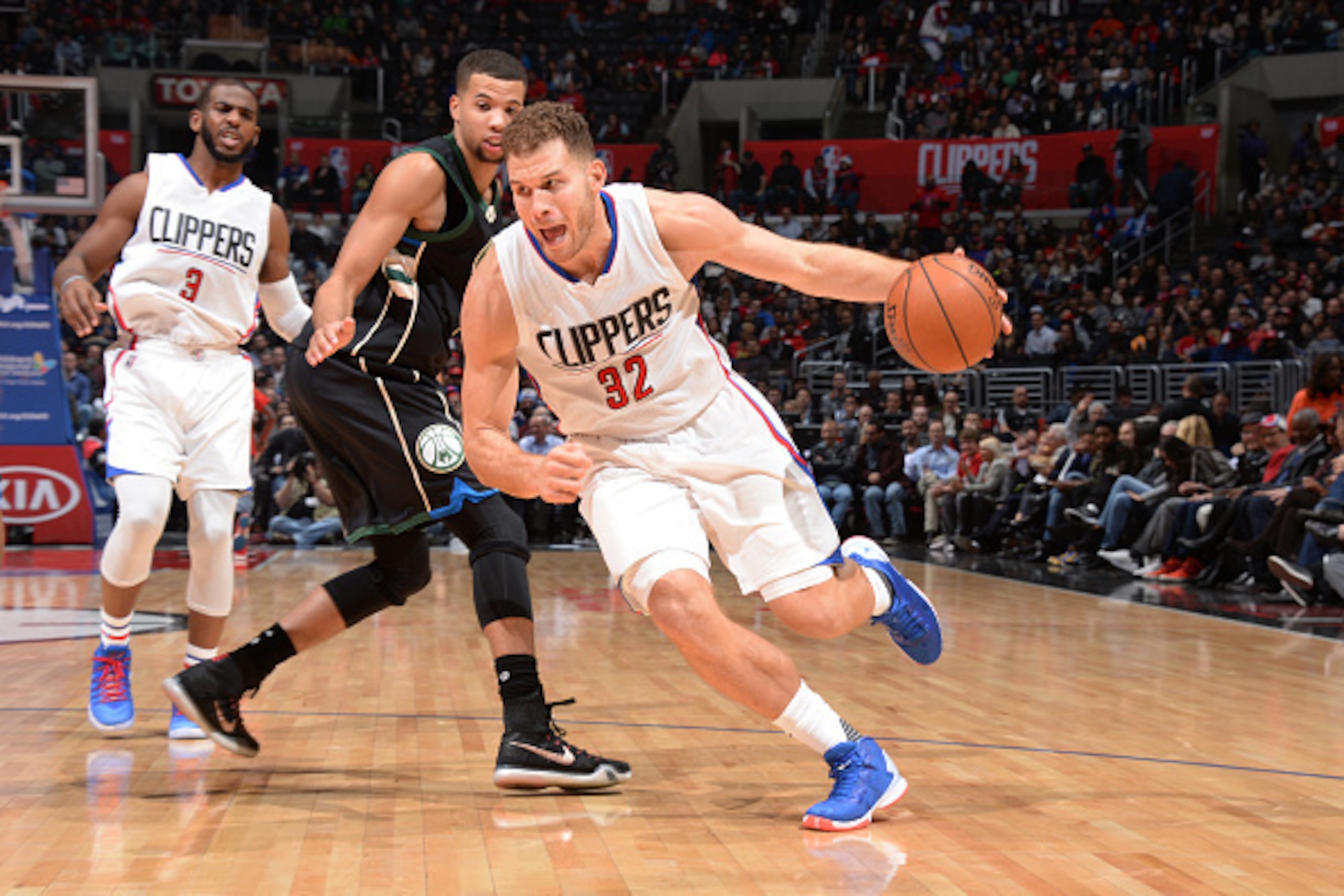 LOS ANGELES, CA - DECEMBER 16: Blake Griffin #32 of the Los Angeles Clippers drives to the basket against the Milwaukee Bucks during the game on December 16, 2015 at STAPLES Center in Los Angeles, California. NOTE TO USER: User expressly acknowledges and 