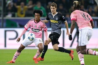 (L-R) Juan Cuadrado of Juventus, Andreas Christensen of Borussia Monchengladbach during the UEFA Champions League group D match between Borussia Mönchengladbach and Juventus Turin on November 03, 2015 at Borussia-Park in Monchengladbach, Germany.(Photo by