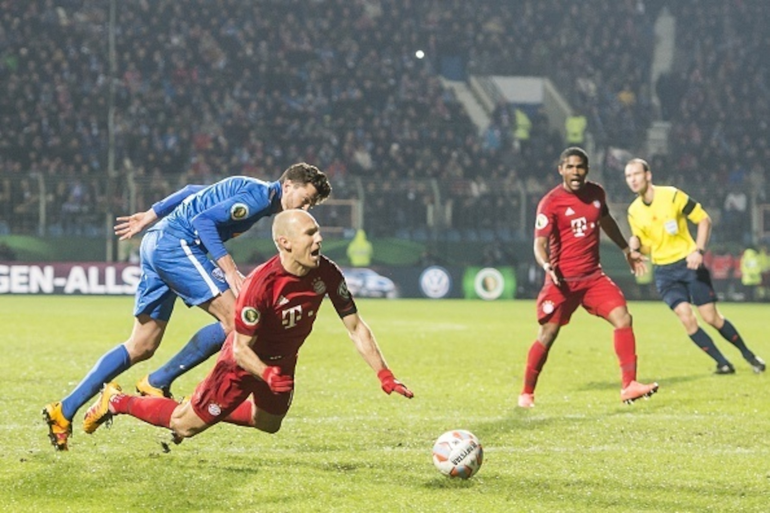 Jan Simunek of VFL Bochum fauls Arjen Robben of Bayern Munich during the Bundesliga match between VfL Bochum and Bayern Munich on February 4, 2016 at the RewirpowerSTADION in Bochum, Germany.(Photo by VI Images via Getty Images) Jan Simunek of VFL Bochum fauls Arjen Robben of Bayern Munich during the Bundesliga match between VfL Bochum and Bayern Munich on February 4, 2016 at the RewirpowerSTADION in Bochum, Germany.(Photo by VI Images via Getty Images)