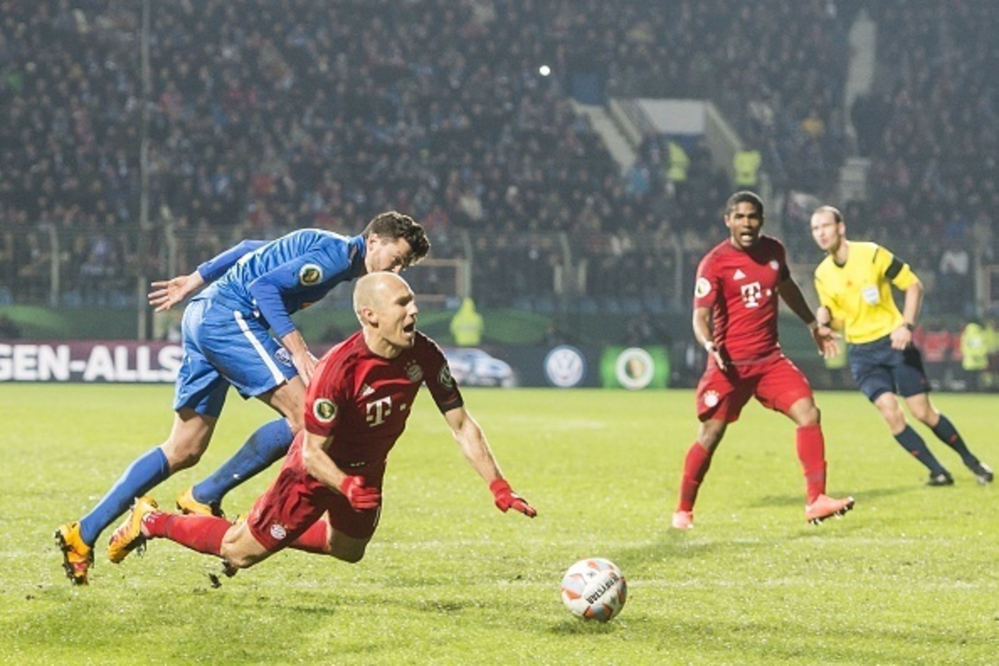 Jan Simunek of VFL Bochum fauls Arjen Robben of Bayern Munich during the Bundesliga match between VfL Bochum and Bayern Munich on February 4, 2016 at the RewirpowerSTADION in Bochum, Germany.(Photo by VI Images via Getty Images)