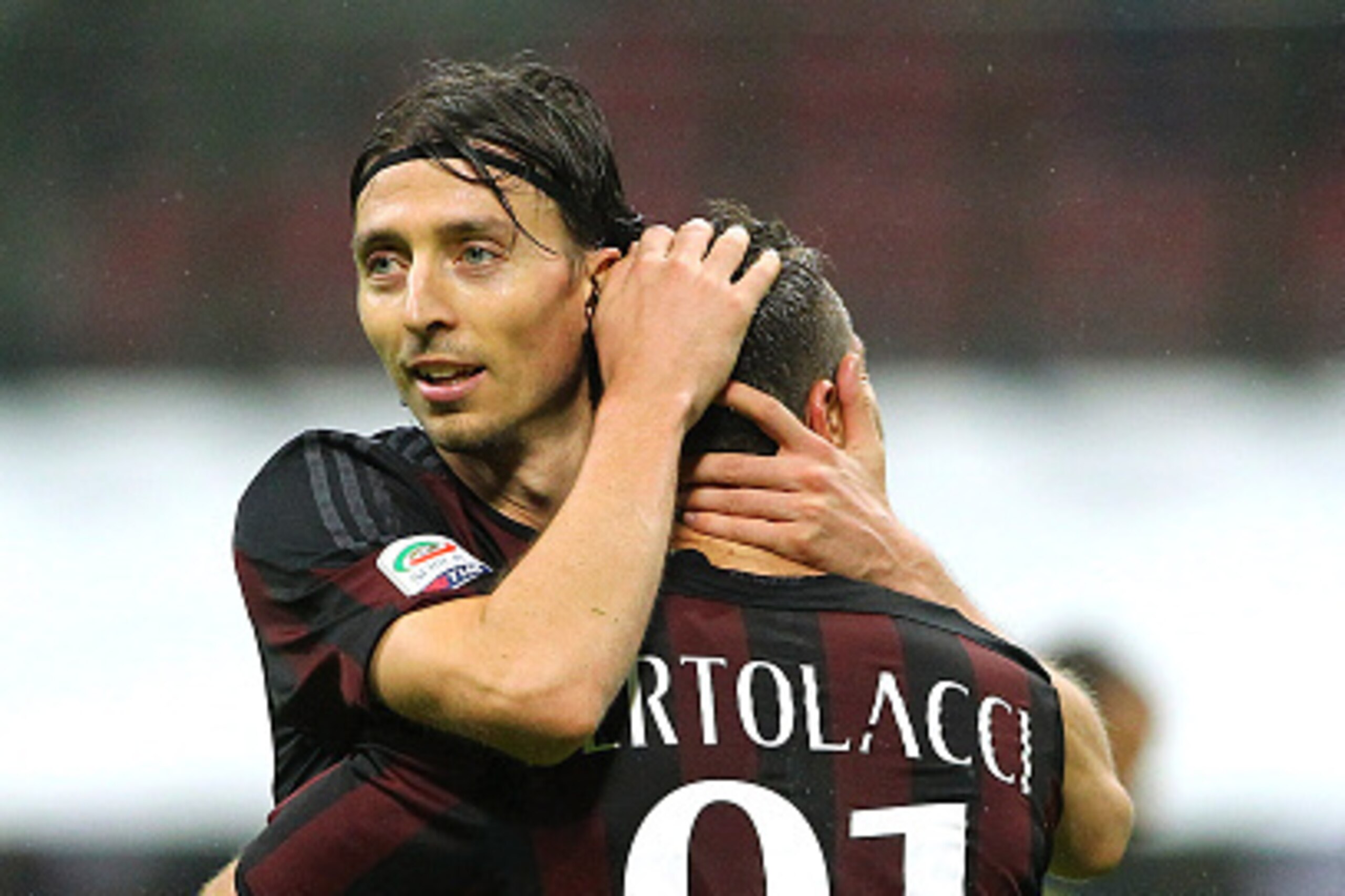 MILAN, ITALY - OCTOBER 28:  Riccardo Montolivo embraces his team-mate Andrea Bertolacci of AC Milan at the end of the Serie A match between AC Milan and AC Chievo Verona at Stadio Giuseppe Meazza on October 28, 2015 in Milan, Italy.  (Photo by Marco Luzza