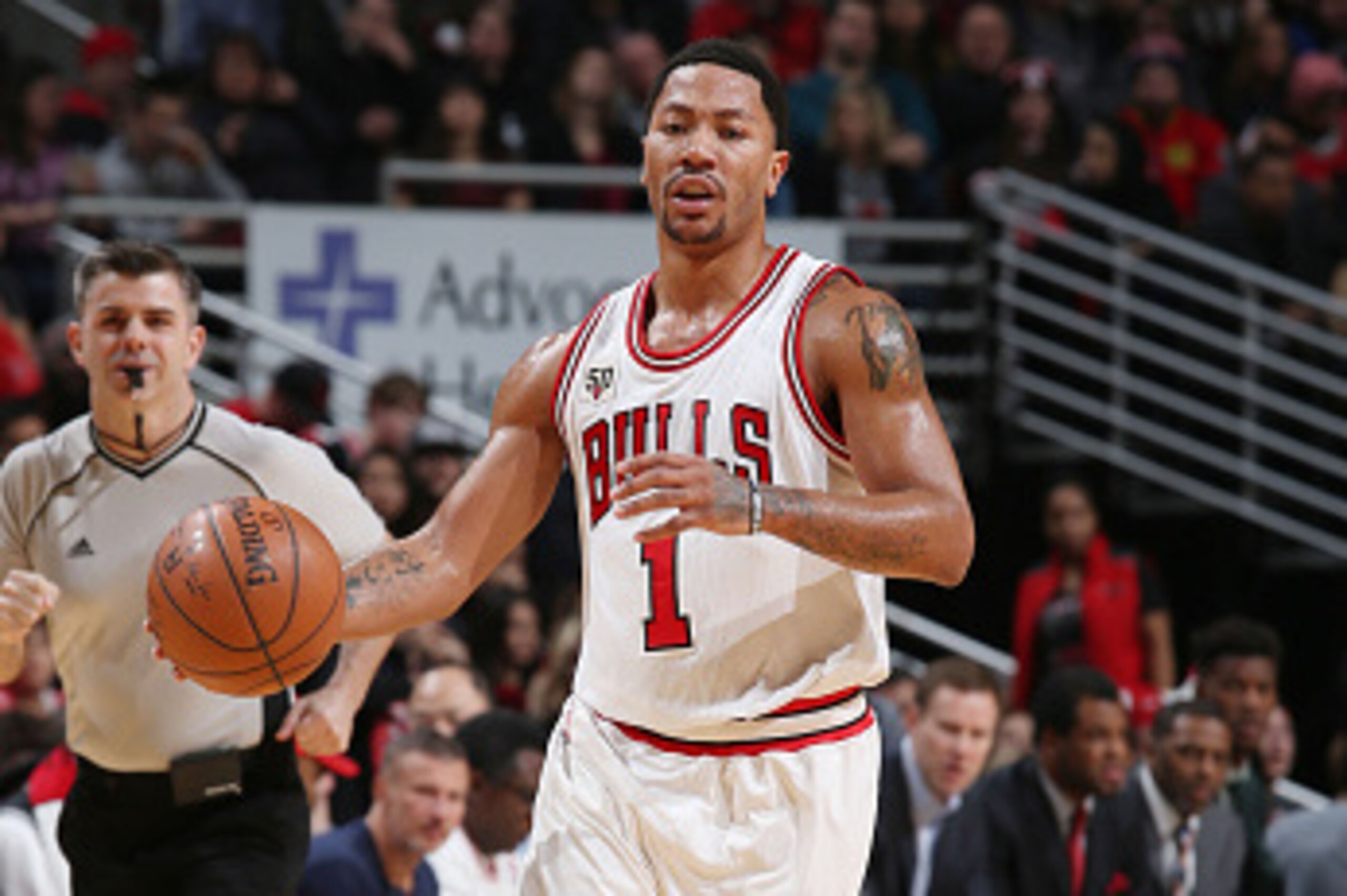 CHICAGO, IL - FEBRUARY 10: Derrick Rose #1 of the Chicago Bulls drives to the basket against the Atlanta Hawks during the game on February 10, 2016 at United Center in Chicago, Illinois. NOTE TO USER: User expressly acknowledges and agrees that, by downlo CHICAGO, IL - FEBRUARY 10: Derrick Rose #1 of the Chicago Bulls drives to the basket against the Atlanta Hawks during the game on February 10, 2016 at United Center in Chicago, Illinois. NOTE TO USER: User expressly acknowledges and agrees that, by downlo