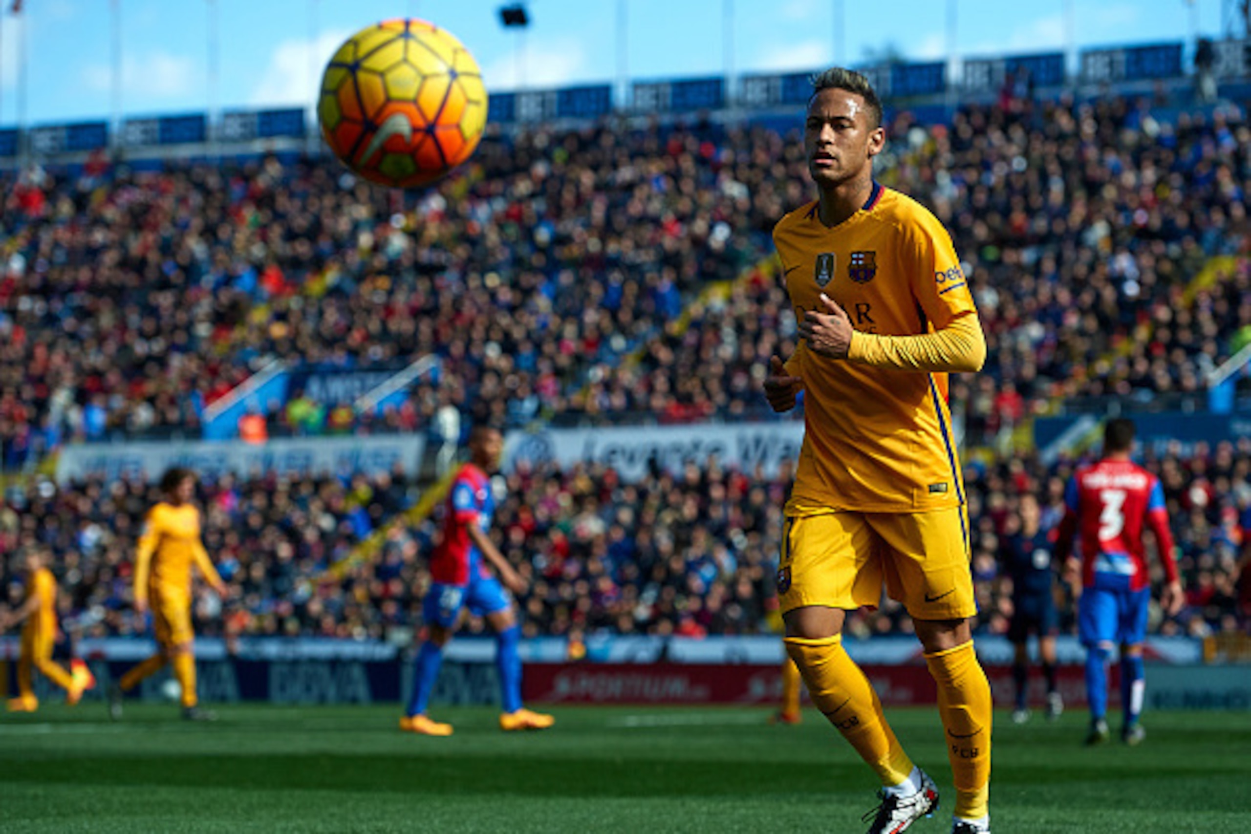 VALENCIA, SPAIN - FEBRUARY 07: Neymar JR of Barcelona looks on during the La Liga match between Levante UD and FC Barcelona at Ciutat de Valencia on February 07, 2016 in Valencia, Spain. (Photo by Manuel Queimadelos Alonso/Getty Images) VALENCIA, SPAIN - FEBRUARY 07: Neymar JR of Barcelona looks on during the La Liga match between Levante UD and FC Barcelona at Ciutat de Valencia on February 07, 2016 in Valencia, Spain. (Photo by Manuel Queimadelos Alonso/Getty Images)