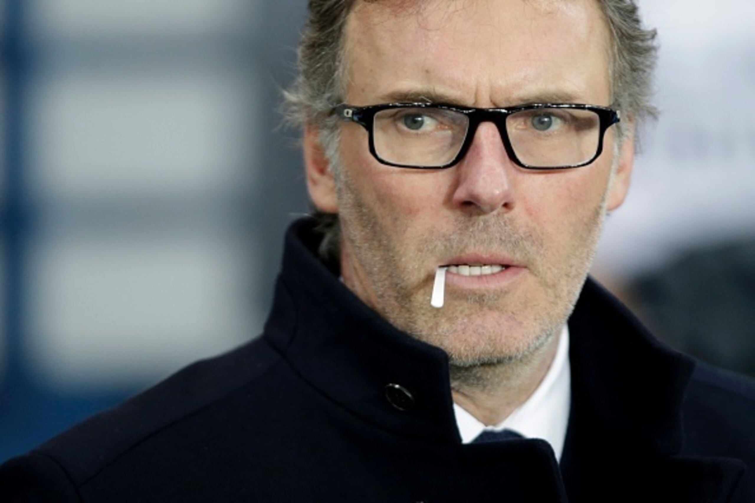 Paris Saint-Germain's French head coach Laurent Blanc attends the French L1 football match between Paris Saint-Germain (PSG) and Lorient on February 3, 2016 at the Parc des Princes stadium in Paris. / AFP / KENZO TRIBOUILLARD        (Photo credit should r