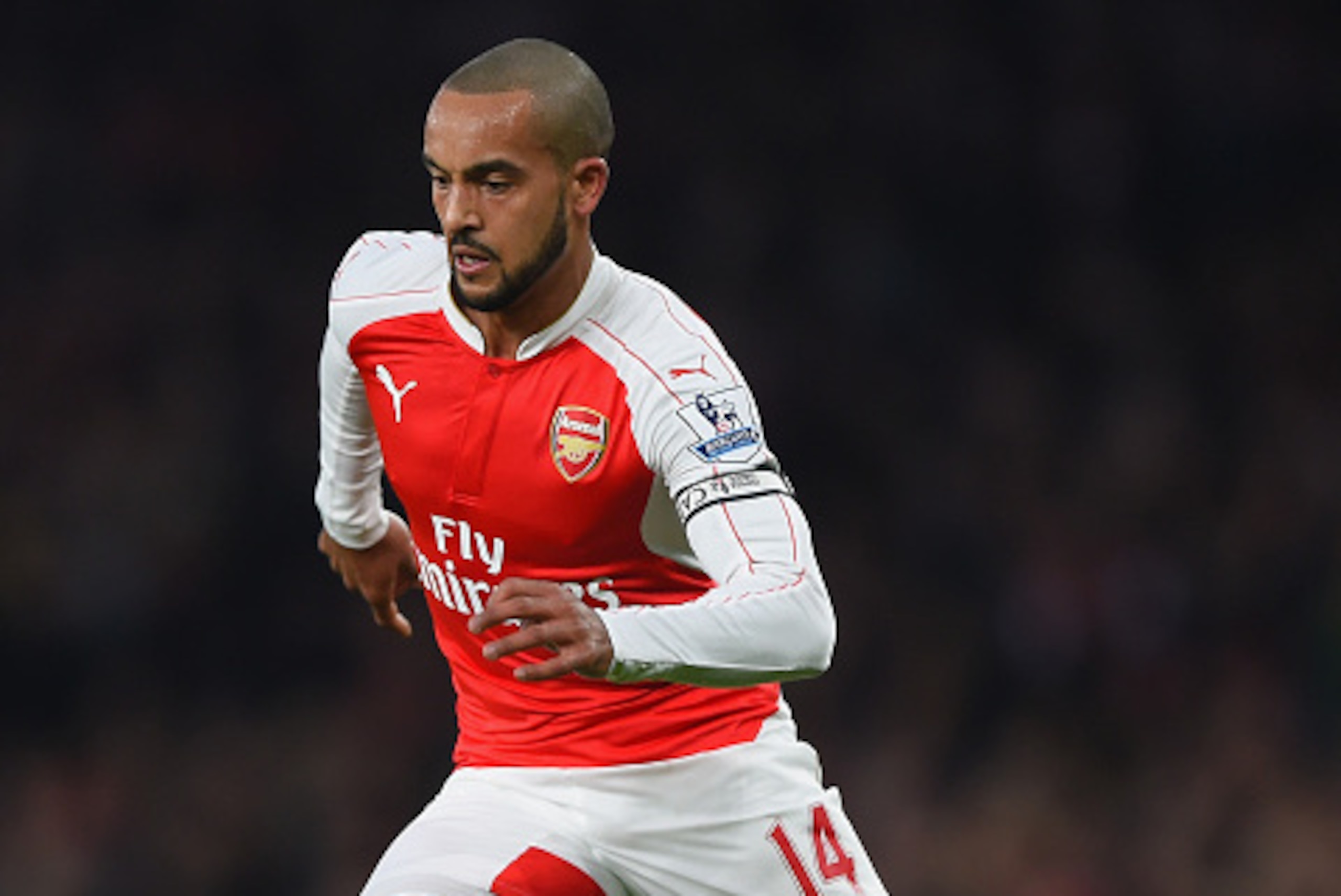 LONDON, ENGLAND - JANUARY 24:  Theo Walcott of Arsenal runs with the ball during the Barclays Premier League match between Arsenal and Chelsea at Emirates Stadium on January 24, 2016 in London, England.  (Photo by Shaun Botterill/Getty Images)