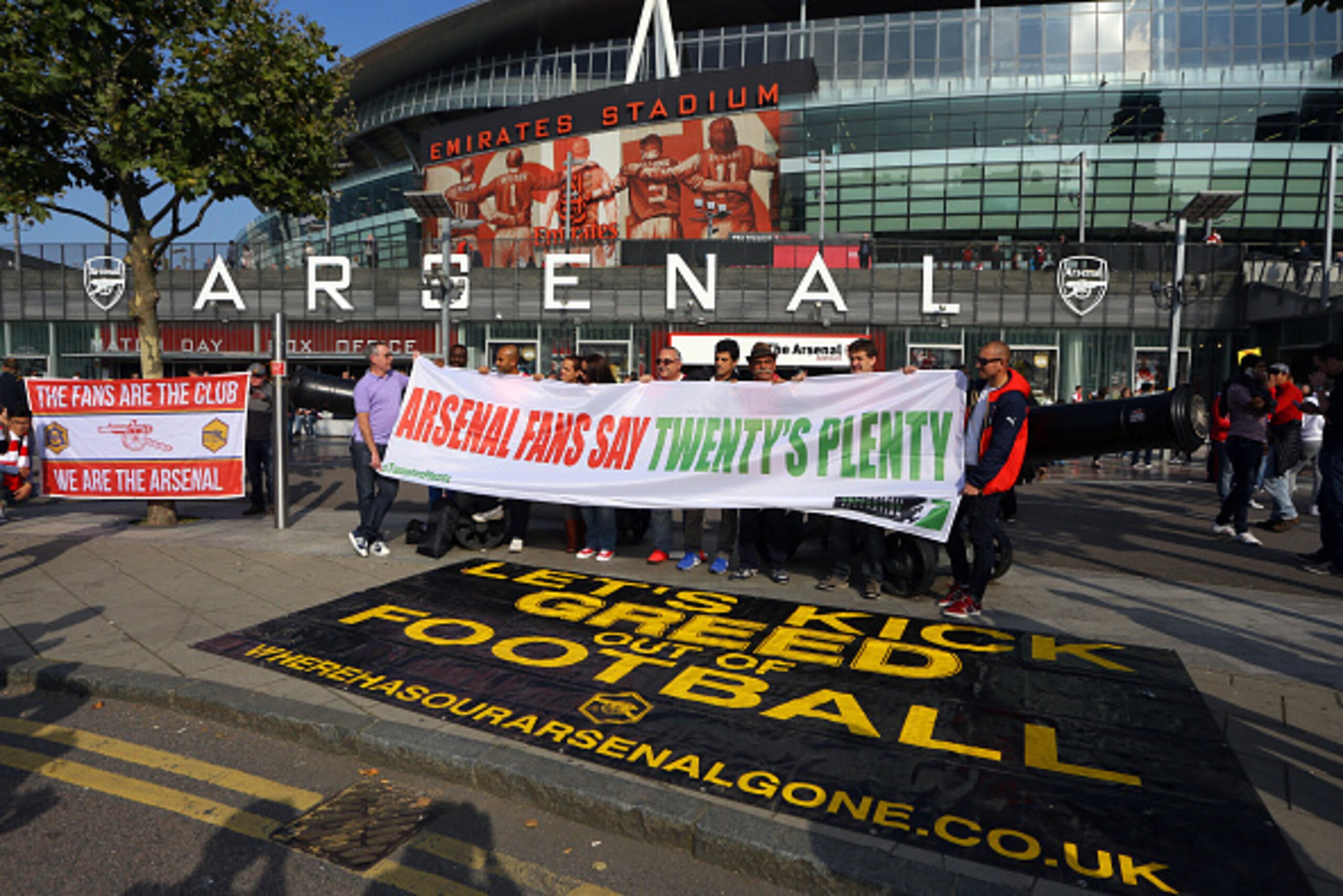 LONDON, ENGLAND - OCTOBER 04: Arsenal fans protest about high ticket prices outside the stadium before the Barclays Premier League match between Arsenal and Manchester United at the Emirates Stadium on October 04, 2015 in London, United Kingdom. (Photo LONDON, ENGLAND - OCTOBER 04: Arsenal fans protest about high ticket prices outside the stadium before the Barclays Premier League match between Arsenal and Manchester United at the Emirates Stadium on October 04, 2015 in London, United Kingdom. (Photo