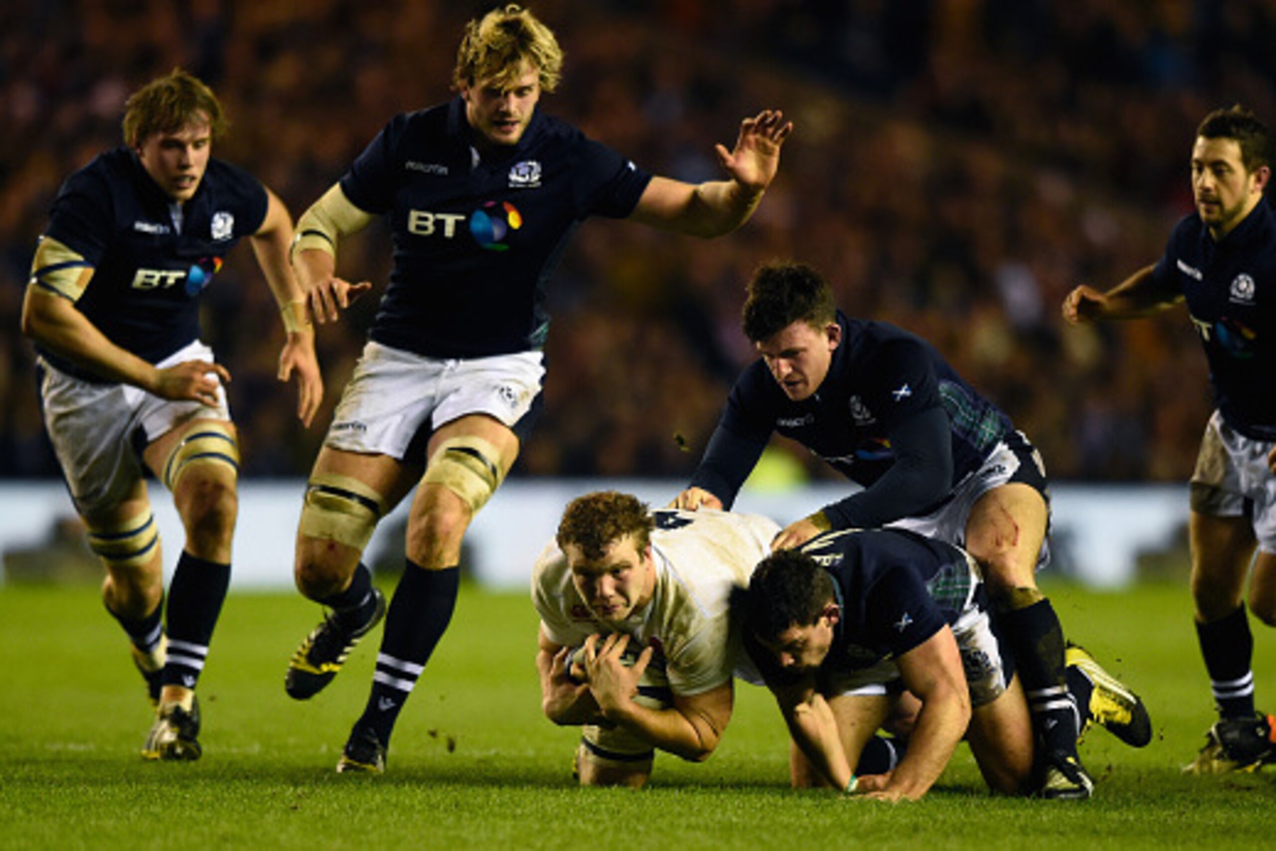 EDINBURGH, SCOTLAND - FEBRUARY 06:  England player Joe Launchbury beats the Scotland players to a loose ball during the RBS Six Nations match between Scotland and England at Murrayfield Stadium on February 6, 2016 in Edinburgh, Scotland.  (Photo by Stu Fo