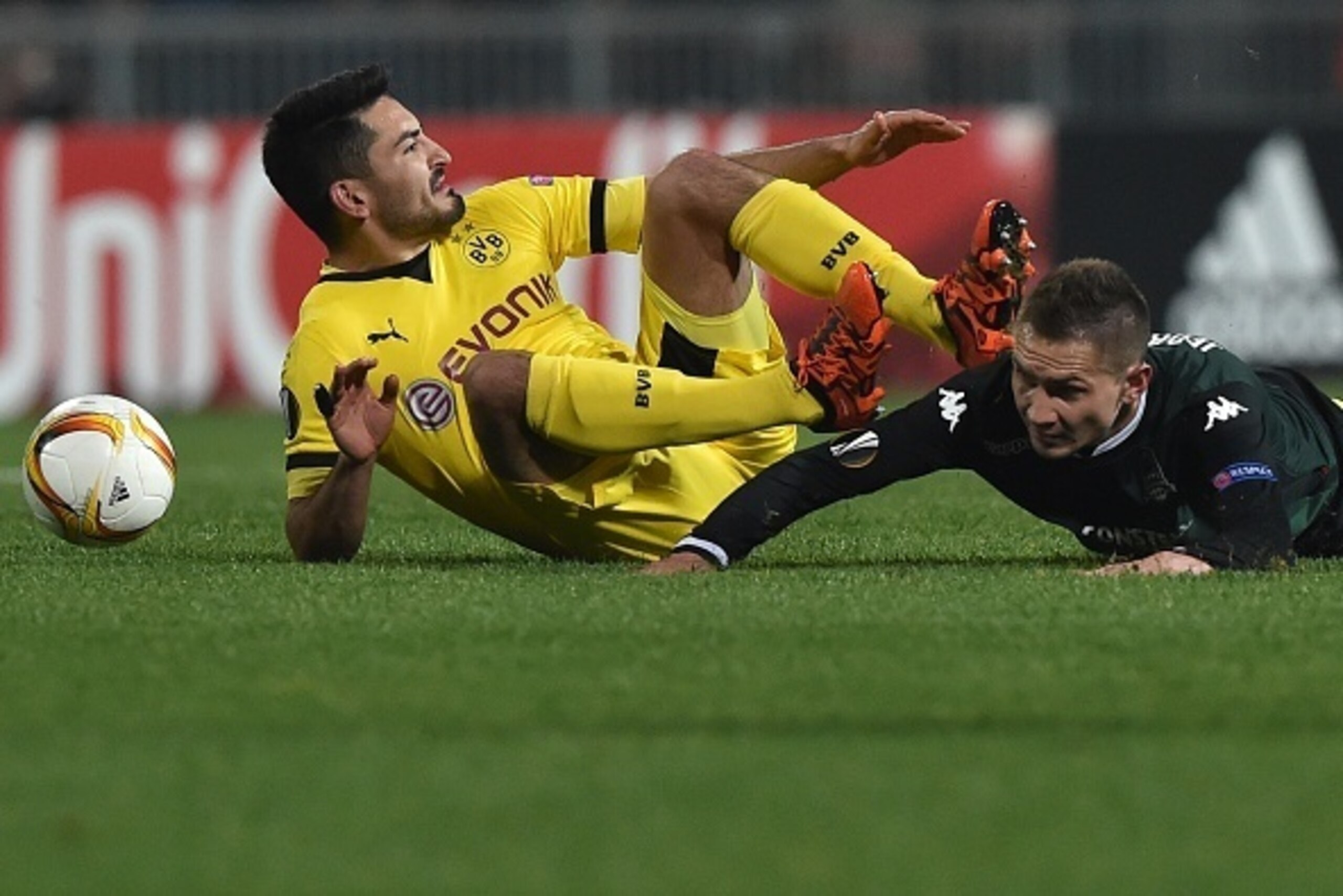 Dortmund's midfielder Ilkay Guendogan (L) vies for the ball with Krasnodar's defender from Poland Artur Jedrzejczyk during the UEFA Europa League group C football match between FC Krasnodar and Borussia Dortmund in Krasnodar on November 26, 2015. AFP PHOT