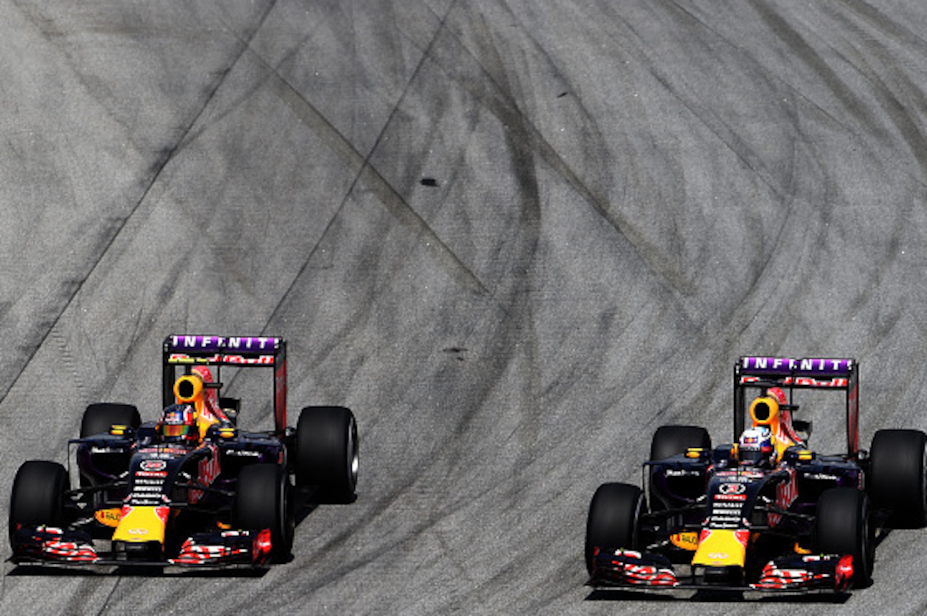 KUALA LUMPUR, MALAYSIA - MARCH 29:  Daniel Ricciardo of Australia and Infiniti Red Bull Racing drives next to Daniil Kvyat of Russia and Infiniti Red Bull Racing during the Malaysia Formula One Grand Prix at Sepang Circuit on March 29, 2015 in Kuala Lumpu