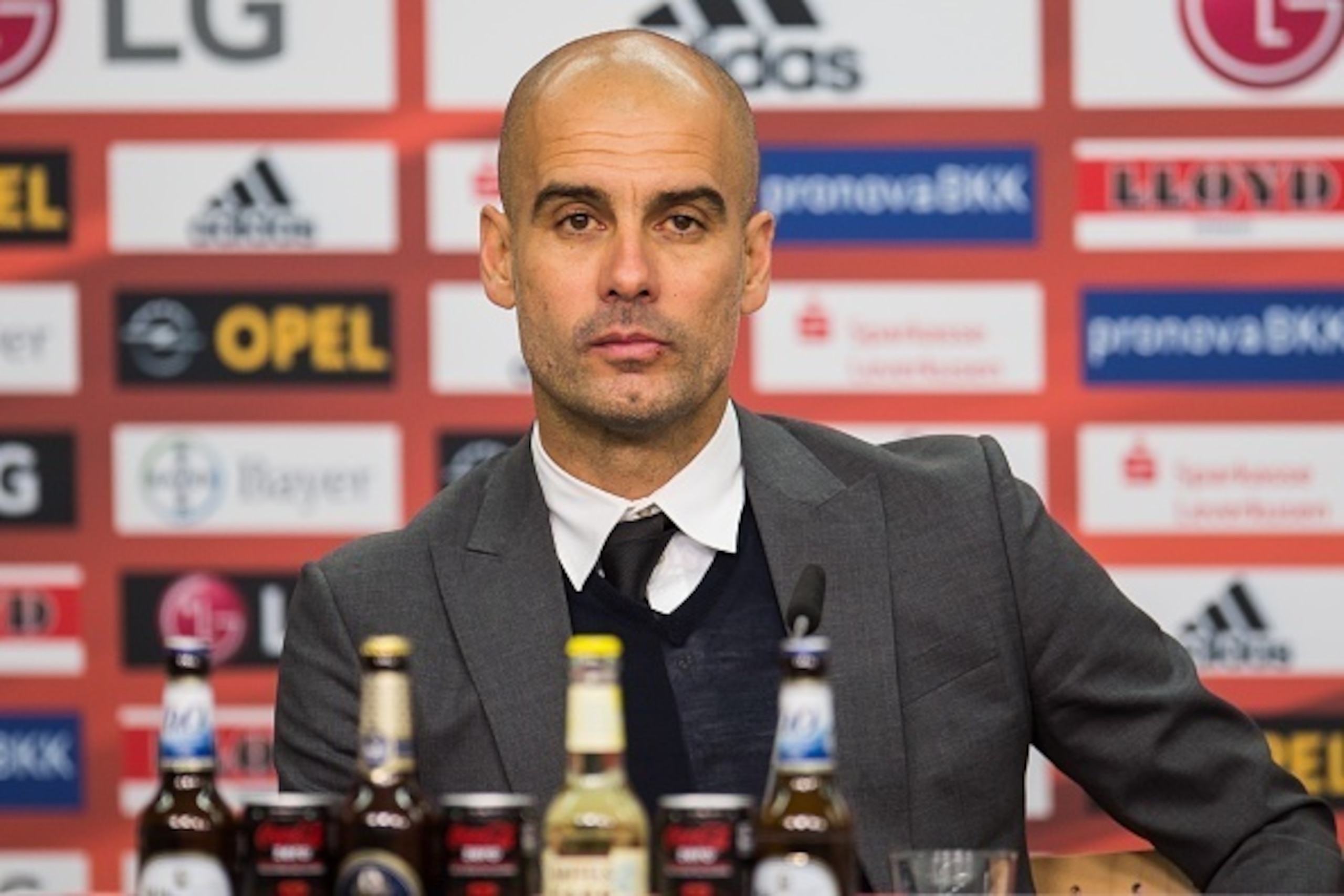 coach Pep Guardiola of Bayern Munich during the Bundesliga match between Bayer 04 Leverkusen and FC Bayern Munich on February 6, 2016 at the BayArena in Leverkusen, Germany.(Photo by VI Images via Getty Images) coach Pep Guardiola of Bayern Munich during the Bundesliga match between Bayer 04 Leverkusen and FC Bayern Munich on February 6, 2016 at the BayArena in Leverkusen, Germany.(Photo by VI Images via Getty Images)