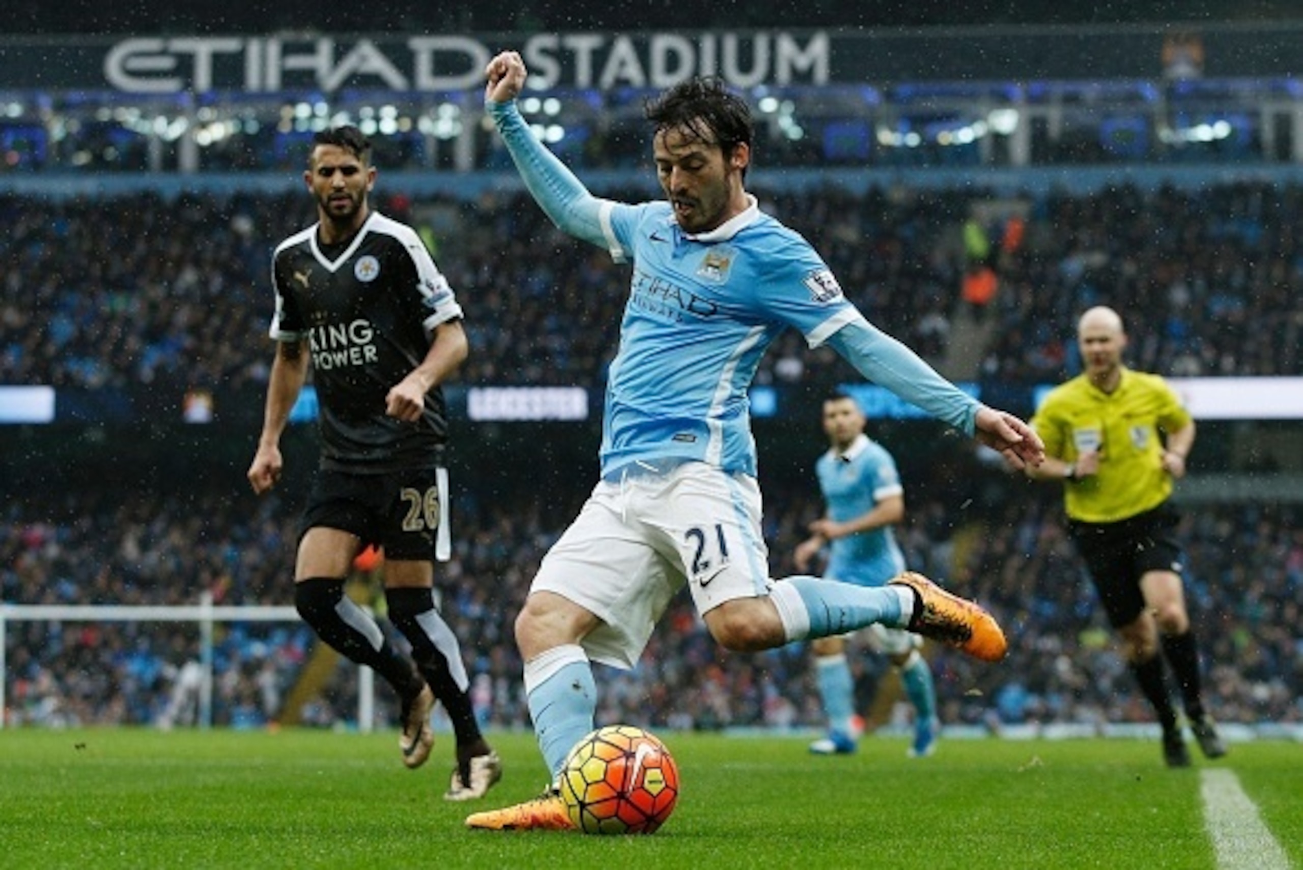 Manchester City's Spanish midfielder David Silva crosses the ball during the English Premier League football match between Manchester City and Leicester City at the Etihad Stadium in Manchester, north west England, on February 6, 2016. / AFP / ADRIAN DEN Manchester City's Spanish midfielder David Silva crosses the ball during the English Premier League football match between Manchester City and Leicester City at the Etihad Stadium in Manchester, north west England, on February 6, 2016. / AFP / ADRIAN DEN