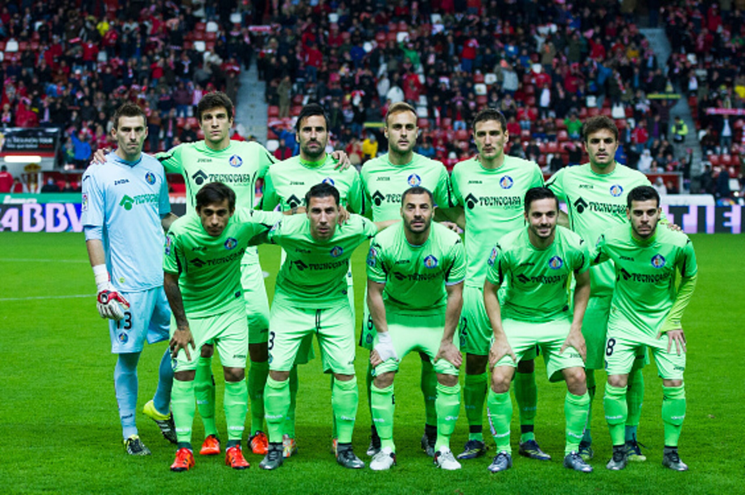 GIJON, SPAIN - JANUARY 04:  Getafe CF line up for a team photo prior to the start the start the La Liga match between Real Sporting de Gijon and Getafe CF at Estadio El Molinon on January 4, 2016 in Gijon, Spain.  (Photo by Juan Manuel Serrano Arce/Getty 