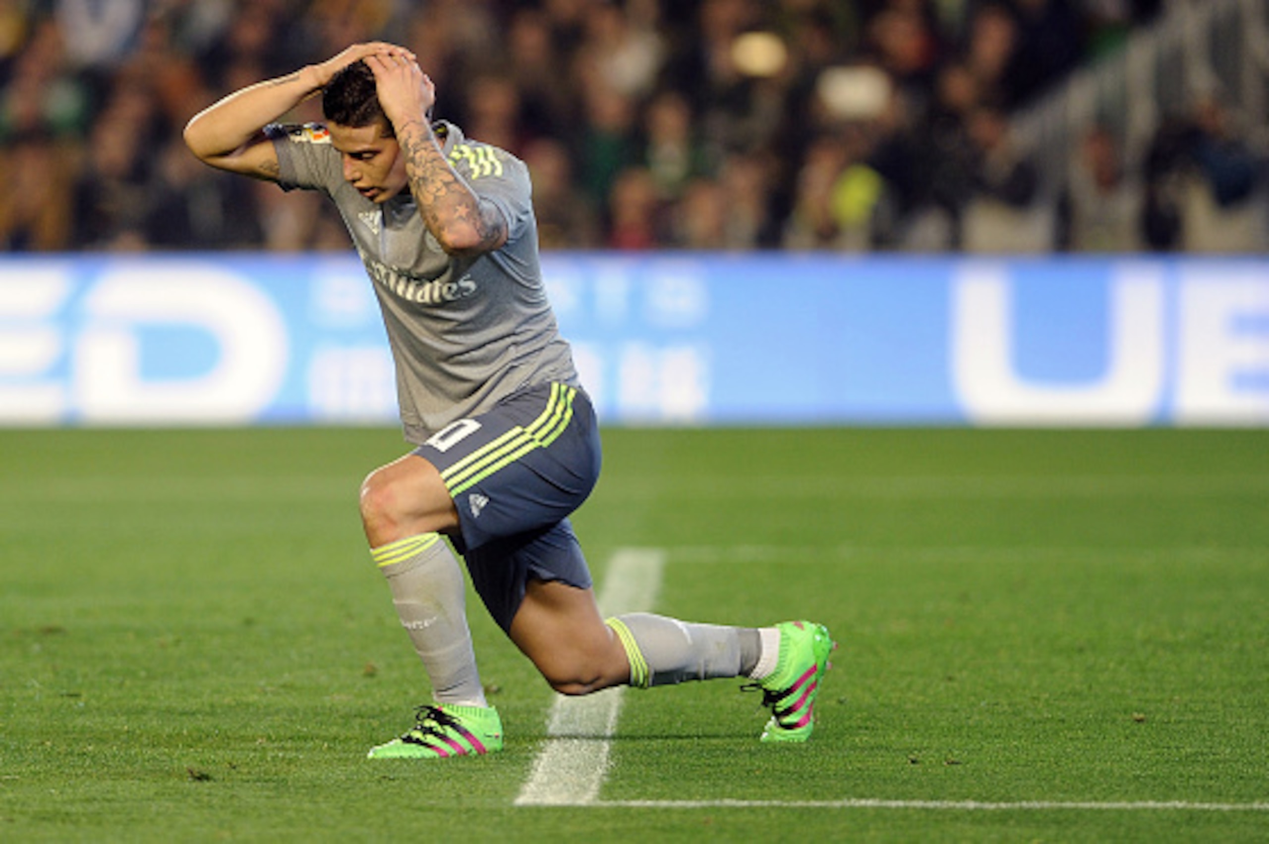 Real Madrid's Colombian midfielder James Rodriguez gestures during the Spanish league football match Real Betis Balompie vs Real Madrid CF at the Benito Villamarin stadium in Sevilla on January 24, 2016.  AFP PHOTO / CRISTINA QUICLER / AFP / CRISTINA QUIC