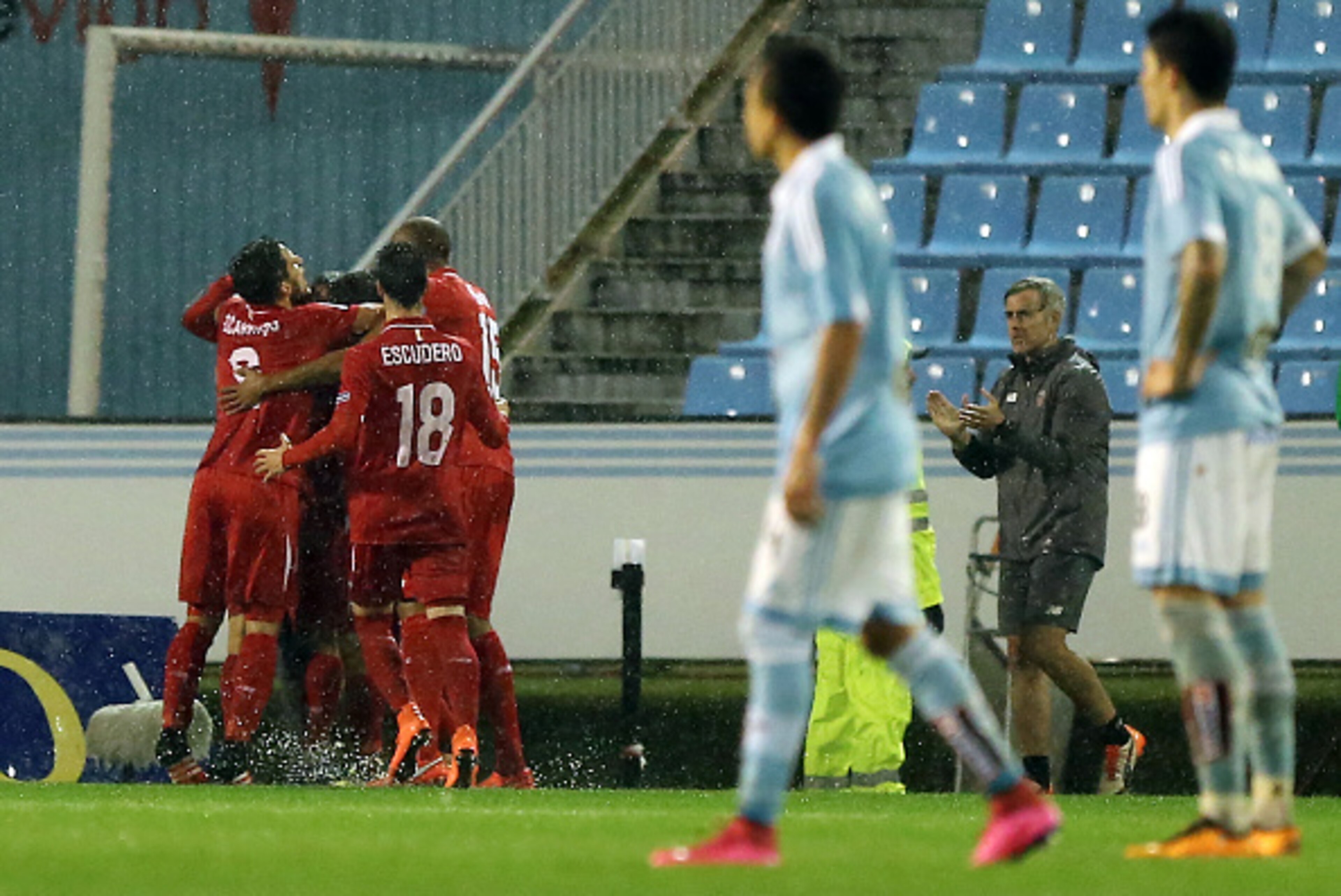 Sevilla's players celebrate a goal during the Spanish Copa del Rey (King's Cup) semifinal second leg football match RC Celta de Vigo vs Sevilla FC at Balaidos stadium in Vigo on February 11, 2016.  / AFP / CESAR MANSO        (Photo credit should read CESA
