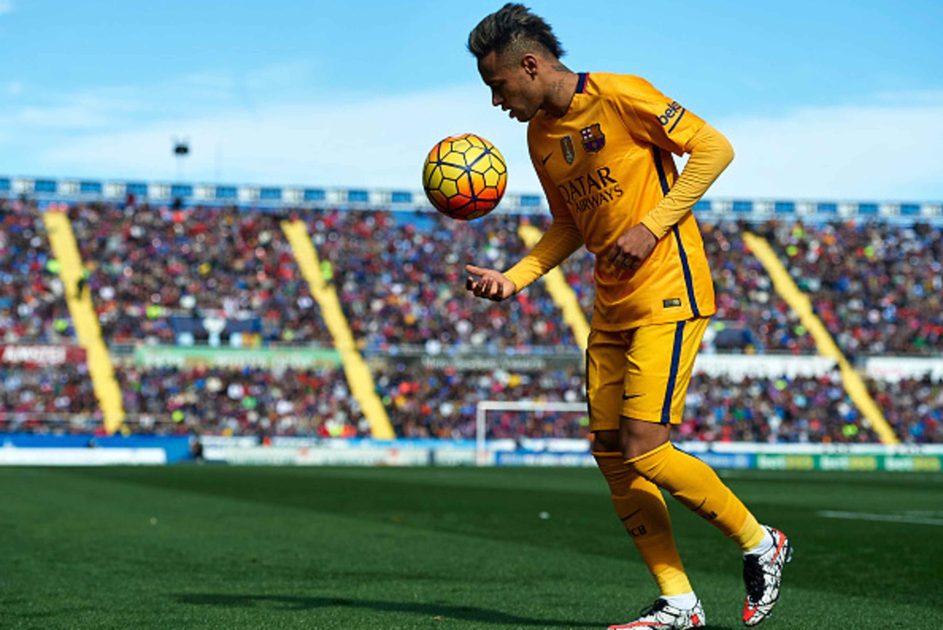 VALENCIA, SPAIN - FEBRUARY 07: Neymar JR of Barcelona walks on the pitch during the La Liga match between Levante UD and FC Barcelona at Ciutat de Valencia on February 07, 2016 in Valencia, Spain. (Photo by Manuel Queimadelos Alonso/Getty Images) VALENCIA, SPAIN - FEBRUARY 07: Neymar JR of Barcelona walks on the pitch during the La Liga match between Levante UD and FC Barcelona at Ciutat de Valencia on February 07, 2016 in Valencia, Spain. (Photo by Manuel Queimadelos Alonso/Getty Images)