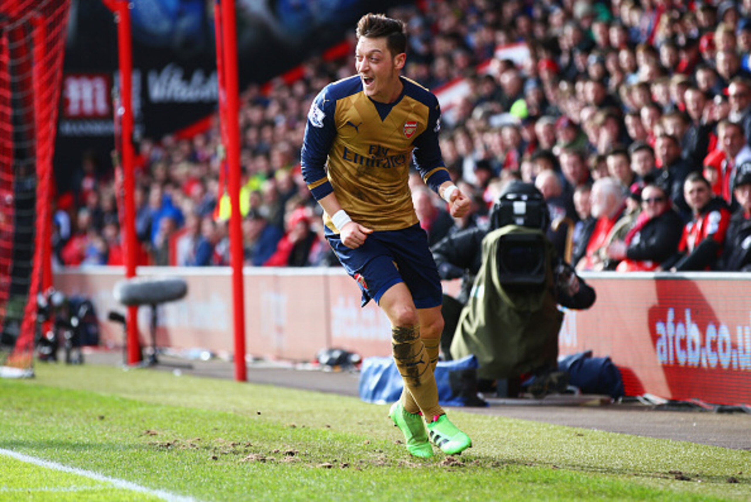 BOURNEMOUTH, ENGLAND - FEBRUARY 07:  Mesut Oezil of Arsenal celebrates as he scores their first goal during the Barclays Premier League match between A.F.C. Bournemouth and Arsenal at the Vitality Stadium on February 7, 2016 in Bournemouth, England.  (Pho