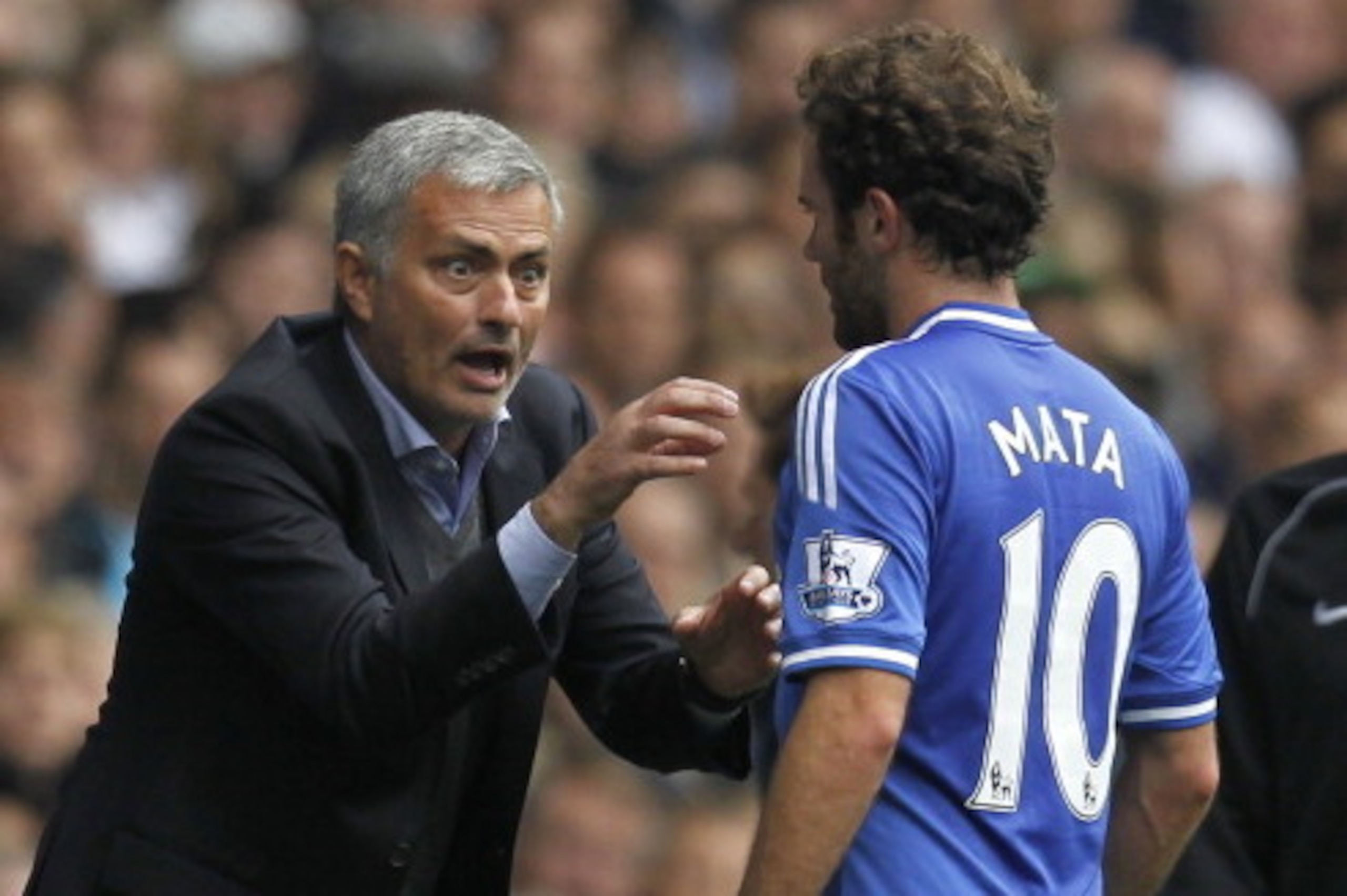 Chelsea's Portuguese manager Jose Mourinho (L) gestures to Chelsea's Spanish midfielder Juan Mata (R) during the English Premier League football match between Tottenham Hotspur and Chelsea at White Hart Lane in London on September 28, 2013.  AFP PHOTO/ IA