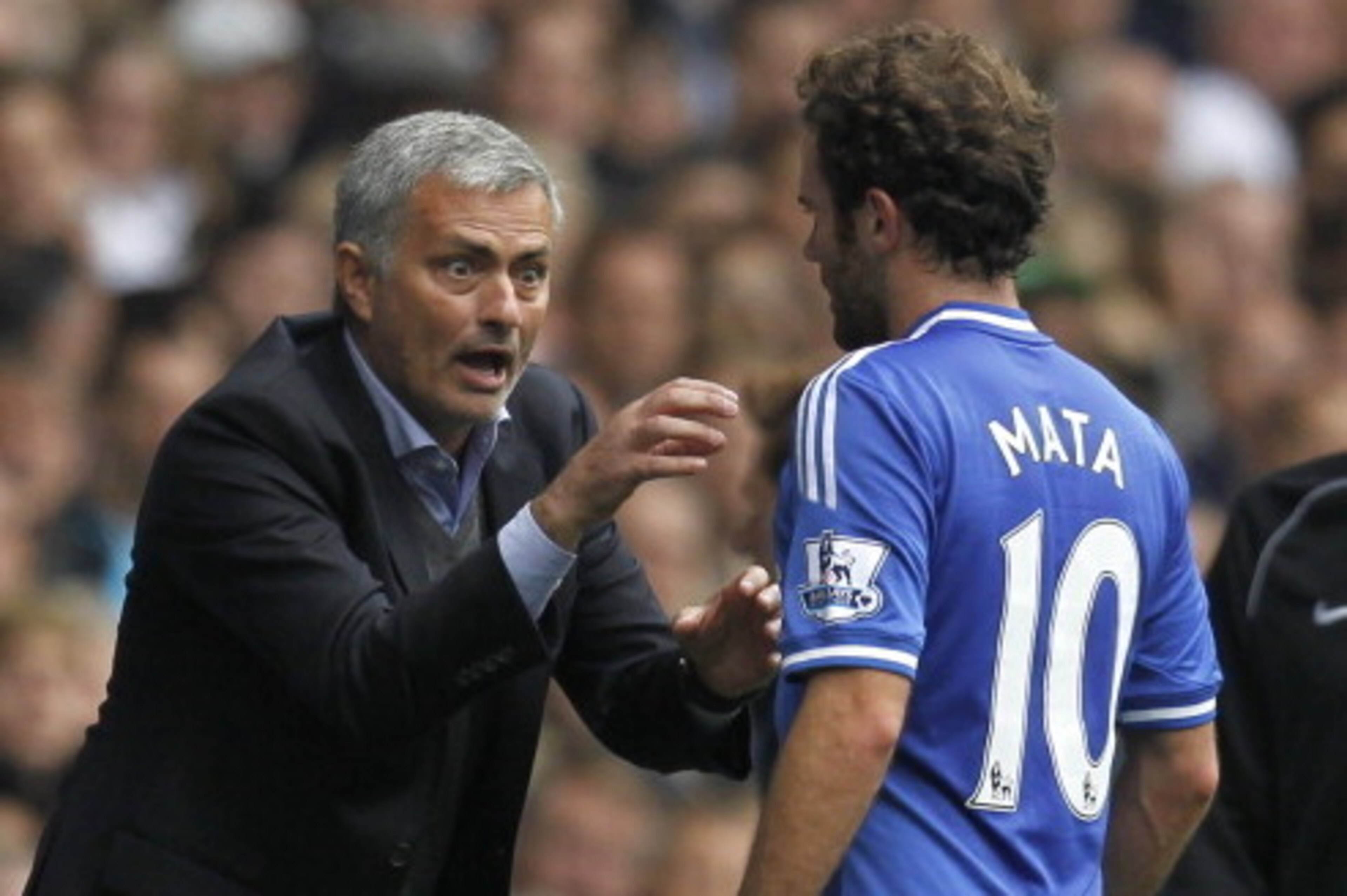 Chelsea's Portuguese manager Jose Mourinho (L) gestures to Chelsea's Spanish midfielder Juan Mata (R) during the English Premier League football match between Tottenham Hotspur and Chelsea at White Hart Lane in London on September 28, 2013.  AFP PHOTO/ IA