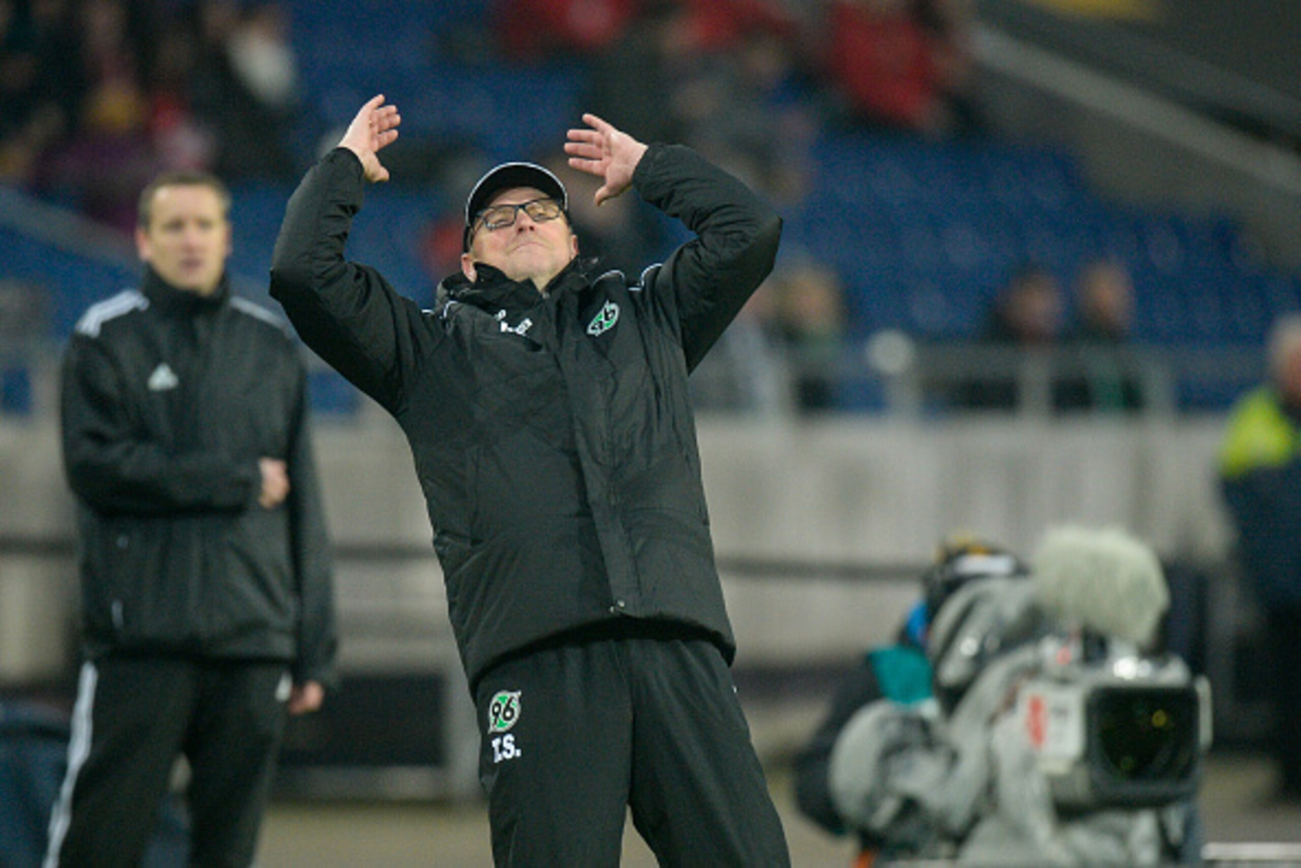 HANOVER, NIEDERSACHSEN - JANUARY 23:  Head coach Thomas Schaaf of Hannover reacts during the Bundesliga match between Hannover 96 and SV Darmstadt 98 at HDI-Arena on January 23, 2016 in Hanover, Germany.  (Photo by Nigel Treblin/Getty Images,)