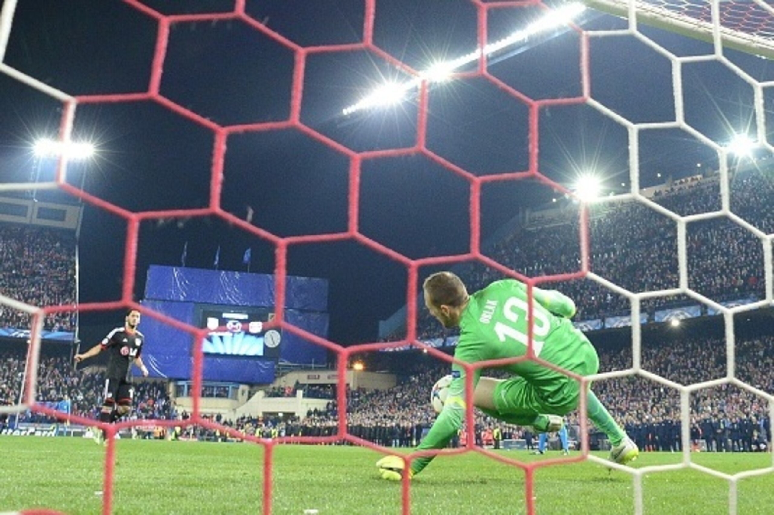Atletico Madrid's Slovenian goalkeeper Jan Oblak stops a penalty during the UEFA Champions League football match Club Atletico de Madrid vs Bayer Leverkusen at the Vicente Calderon stadium in Madrid on March 17, 2015.   AFP PHOTO / PIERRE-PHILIPPE MARCOU 