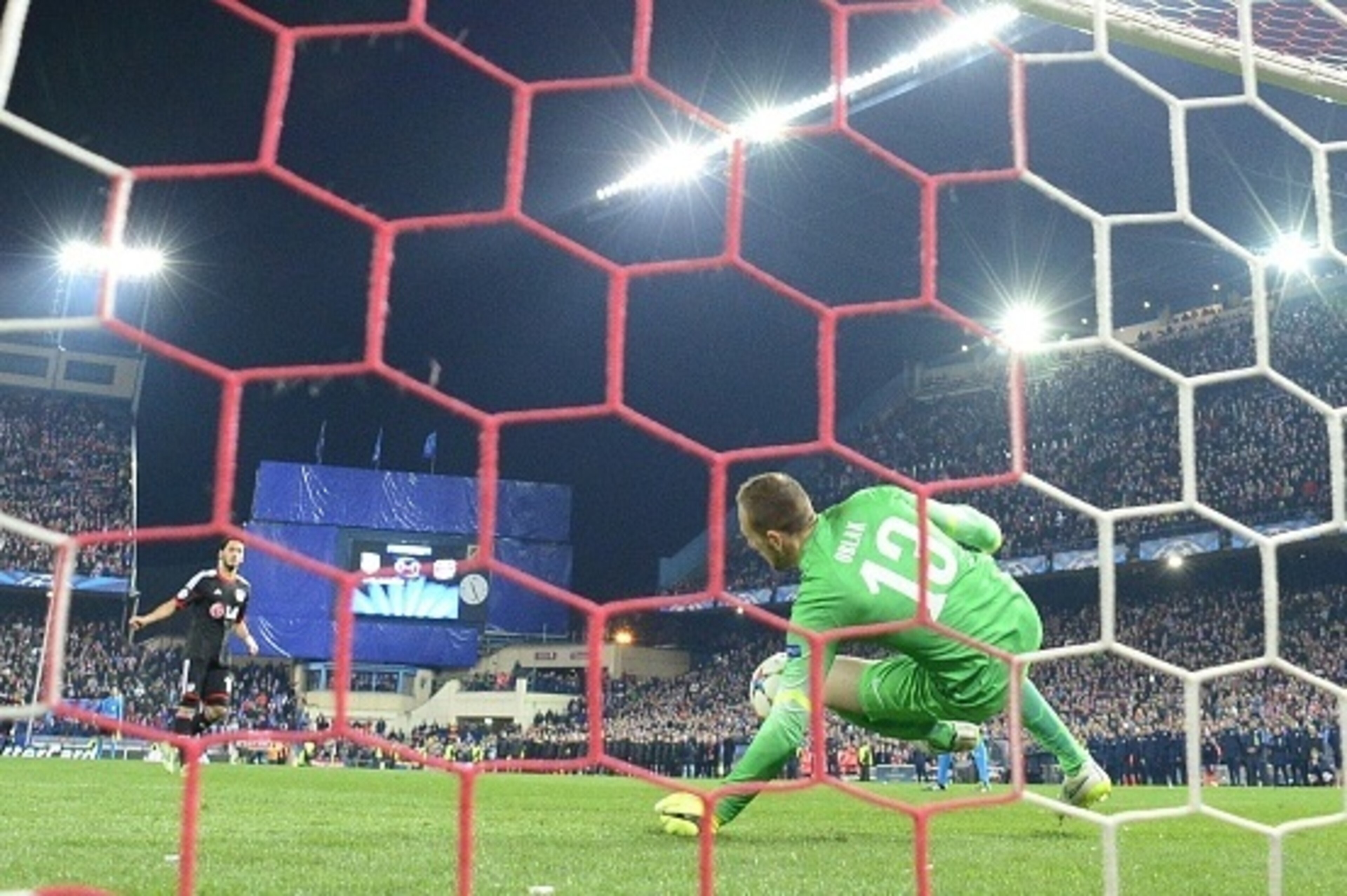 Atletico Madrid's Slovenian goalkeeper Jan Oblak stops a penalty during the UEFA Champions League football match Club Atletico de Madrid vs Bayer Leverkusen at the Vicente Calderon stadium in Madrid on March 17, 2015. AFP PHOTO / PIERRE-PHILIPPE MARCOU Atletico Madrid's Slovenian goalkeeper Jan Oblak stops a penalty during the UEFA Champions League football match Club Atletico de Madrid vs Bayer Leverkusen at the Vicente Calderon stadium in Madrid on March 17, 2015. AFP PHOTO / PIERRE-PHILIPPE MARCOU