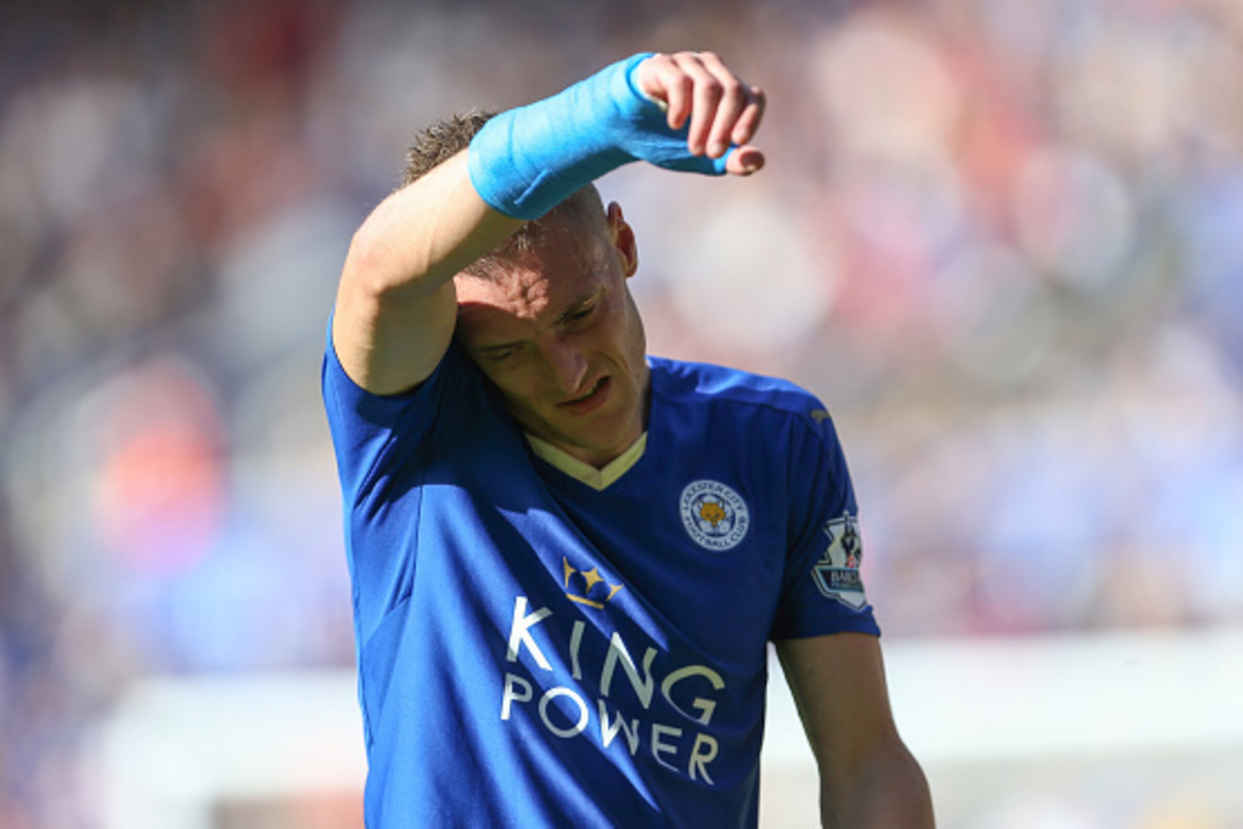 LEICESTER, ENGLAND - SEPTEMBER 26:  A dejected looking Jamie Vardy of Leicester City during the Barclays Premier League match between Leicester City and Arsenal at The King Power Stadium on September 26, 2015 in Leicester, United Kingdom.  (Photo by Cathe