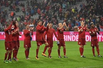 Bayern Munich's players celebrate after the German first division Bundesliga football match of FC Bayern Munich vs TSG 1899 Hoffenheim in Munich, southern Germany, on January 31, 2016.  / AFP / LUKAS BARTH / RESTRICTIONS: DURING MATCH TIME: DFL RULES TO L
