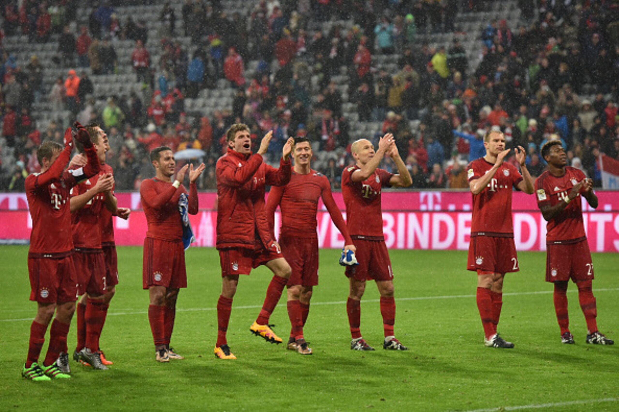 Bayern Munich's players celebrate after the German first division Bundesliga football match of FC Bayern Munich vs TSG 1899 Hoffenheim in Munich, southern Germany, on January 31, 2016.  / AFP / LUKAS BARTH / RESTRICTIONS: DURING MATCH TIME: DFL RULES TO L