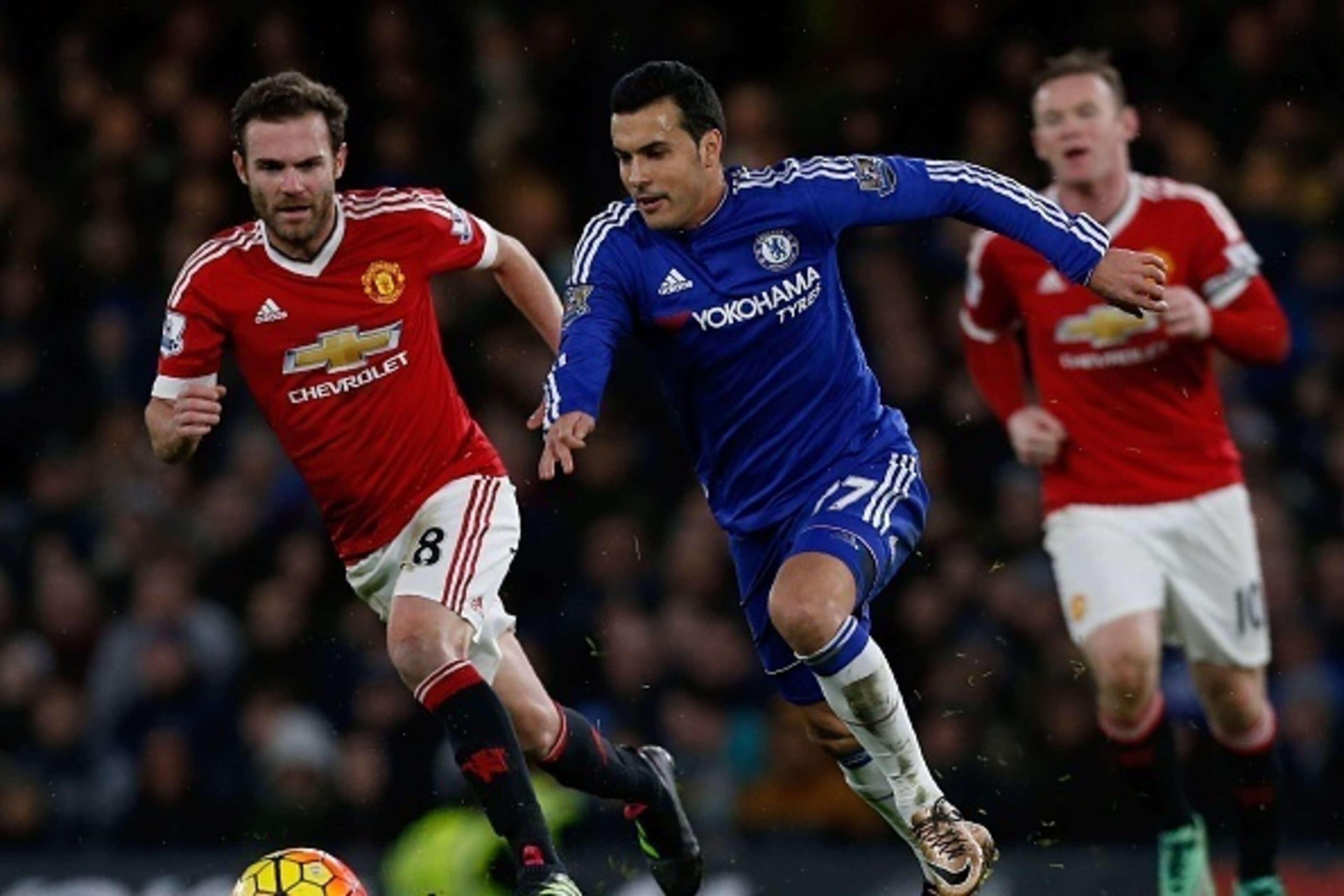 Chelsea's Spanish midfielder Pedro (C) runs past Manchester United's Spanish midfielder Juan Mata during the English Premier League football match between Chelsea and Manchester United at Stamford Bridge in London on February 7, 2016. / AFP / Ian Kington 